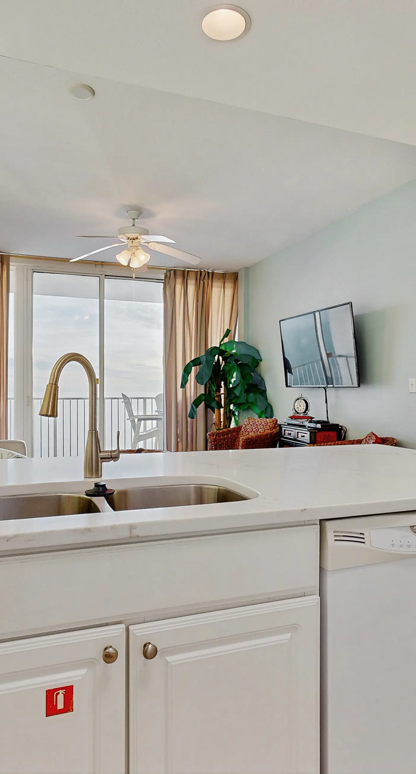 Beachfront condo with stunning views, shared hot tub, fitness room, & indoor pool