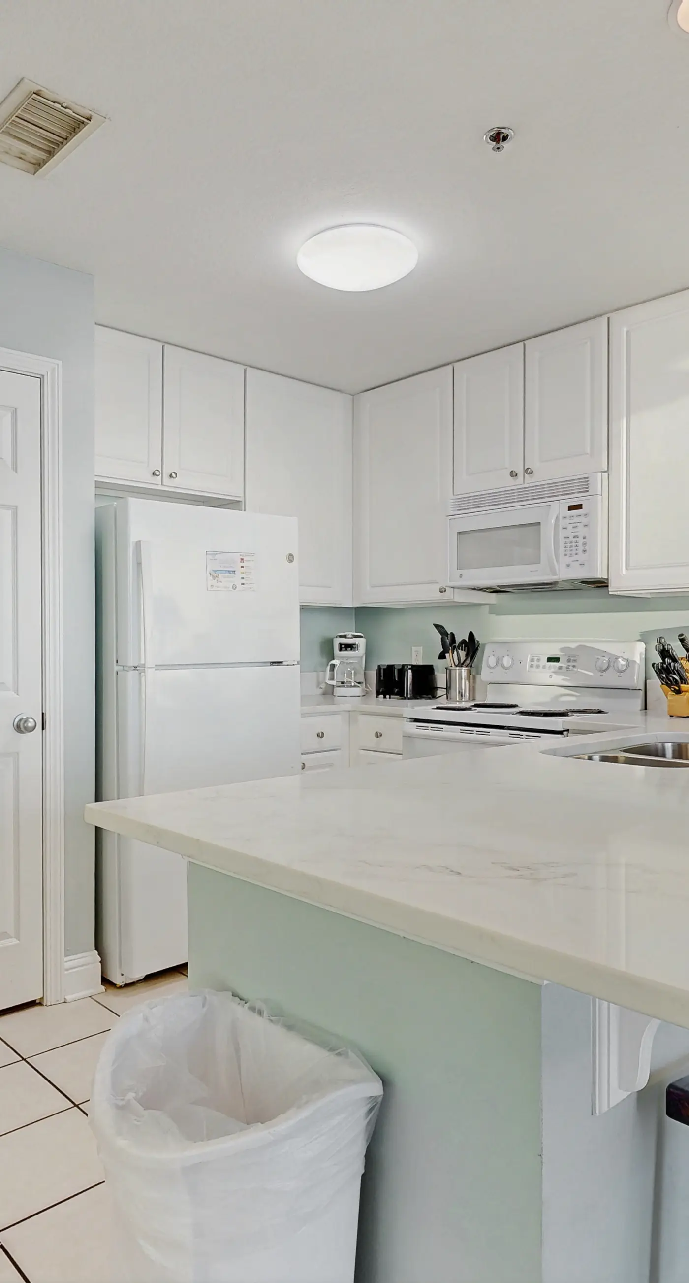 Beachfront condo with stunning views, shared hot tub, fitness room, & indoor pool