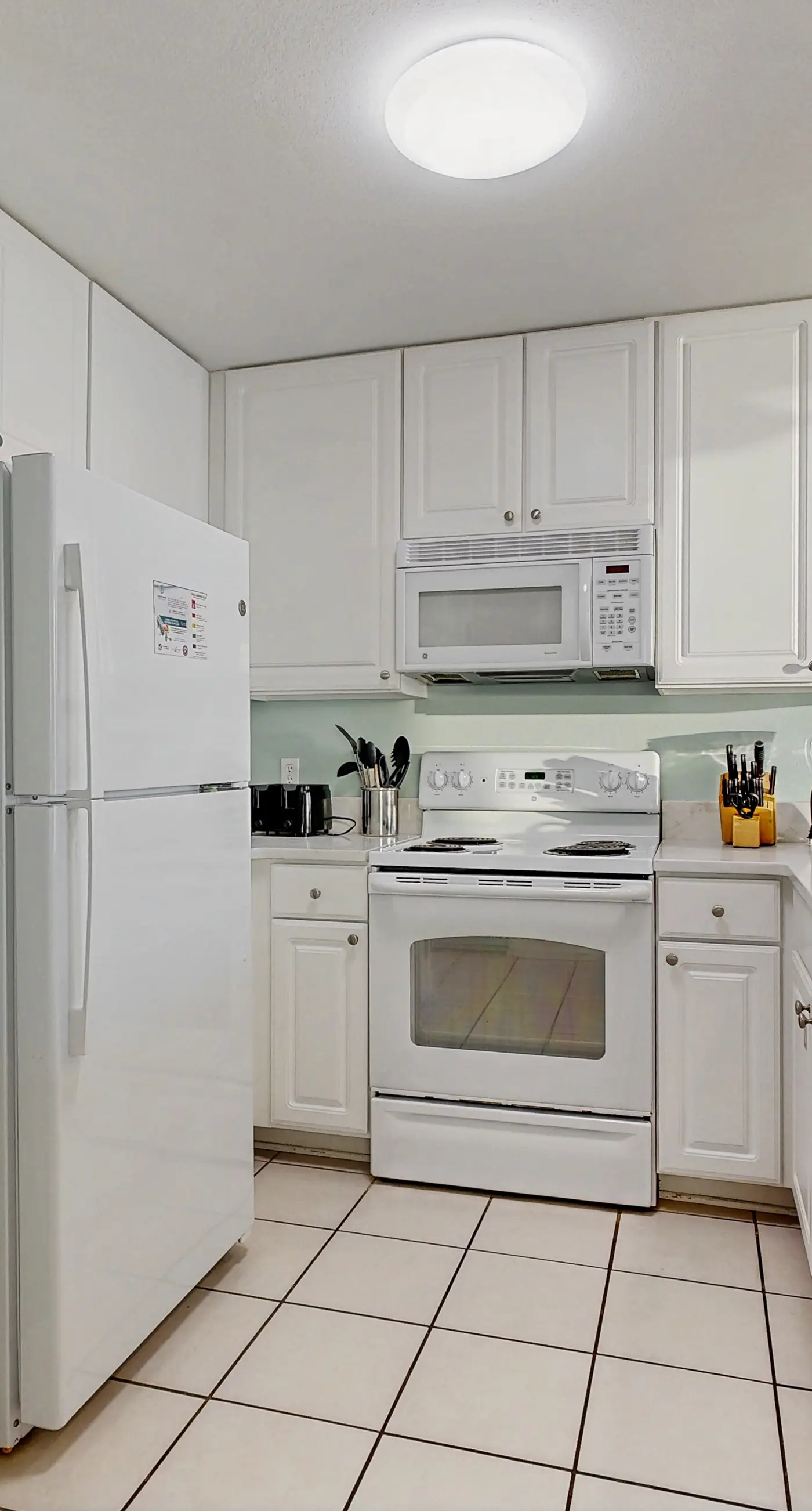 Beachfront condo with stunning views, shared hot tub, fitness room, & indoor pool