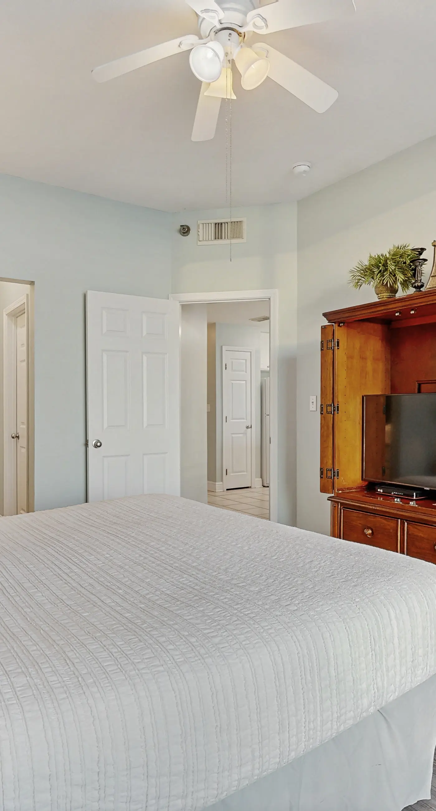 Beachfront condo with stunning views, shared hot tub, fitness room, & indoor pool