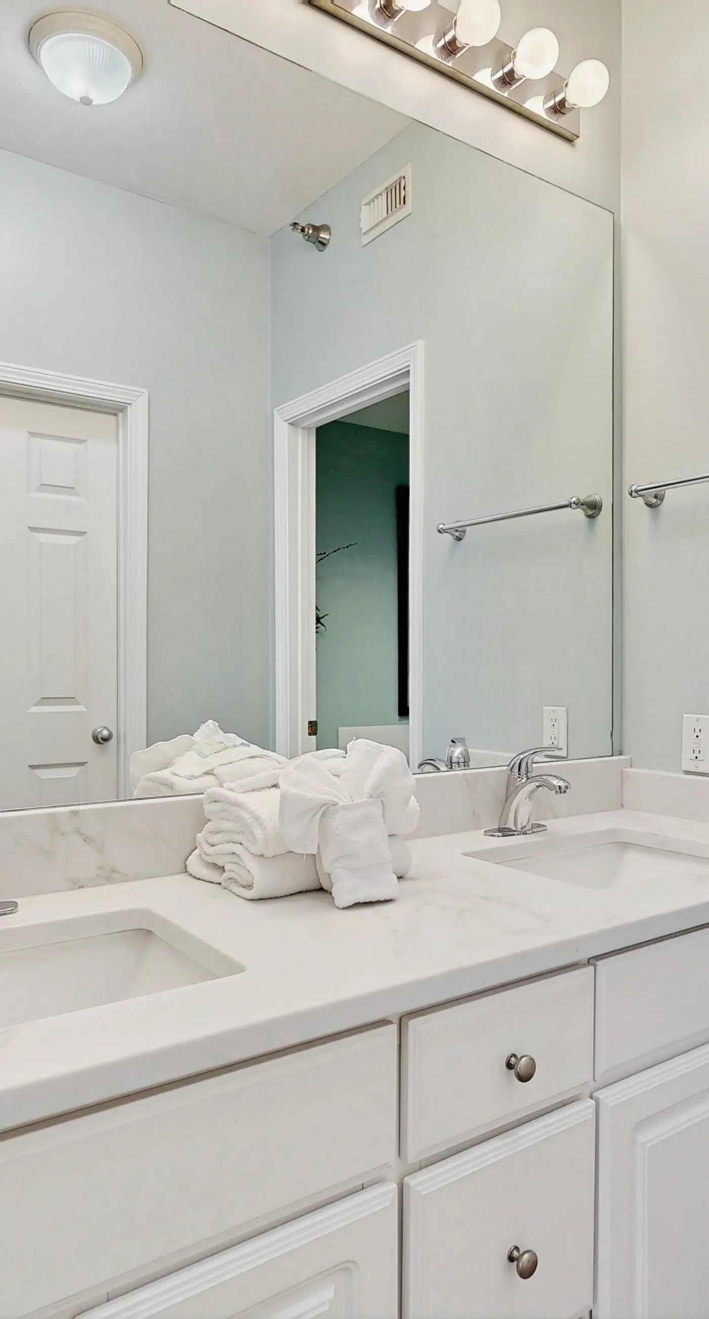 Beachfront condo with stunning views, shared hot tub, fitness room, & indoor pool