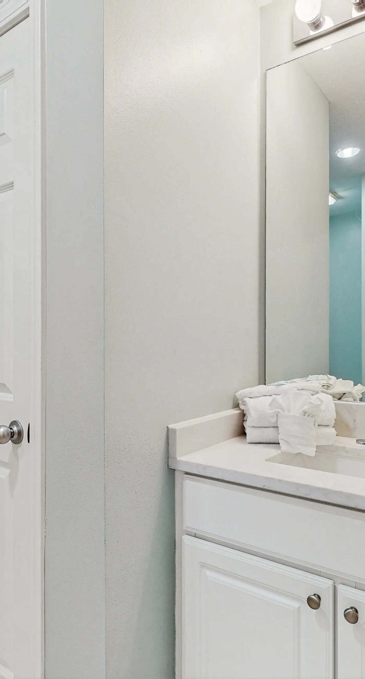 Beachfront condo with stunning views, shared hot tub, fitness room, & indoor pool