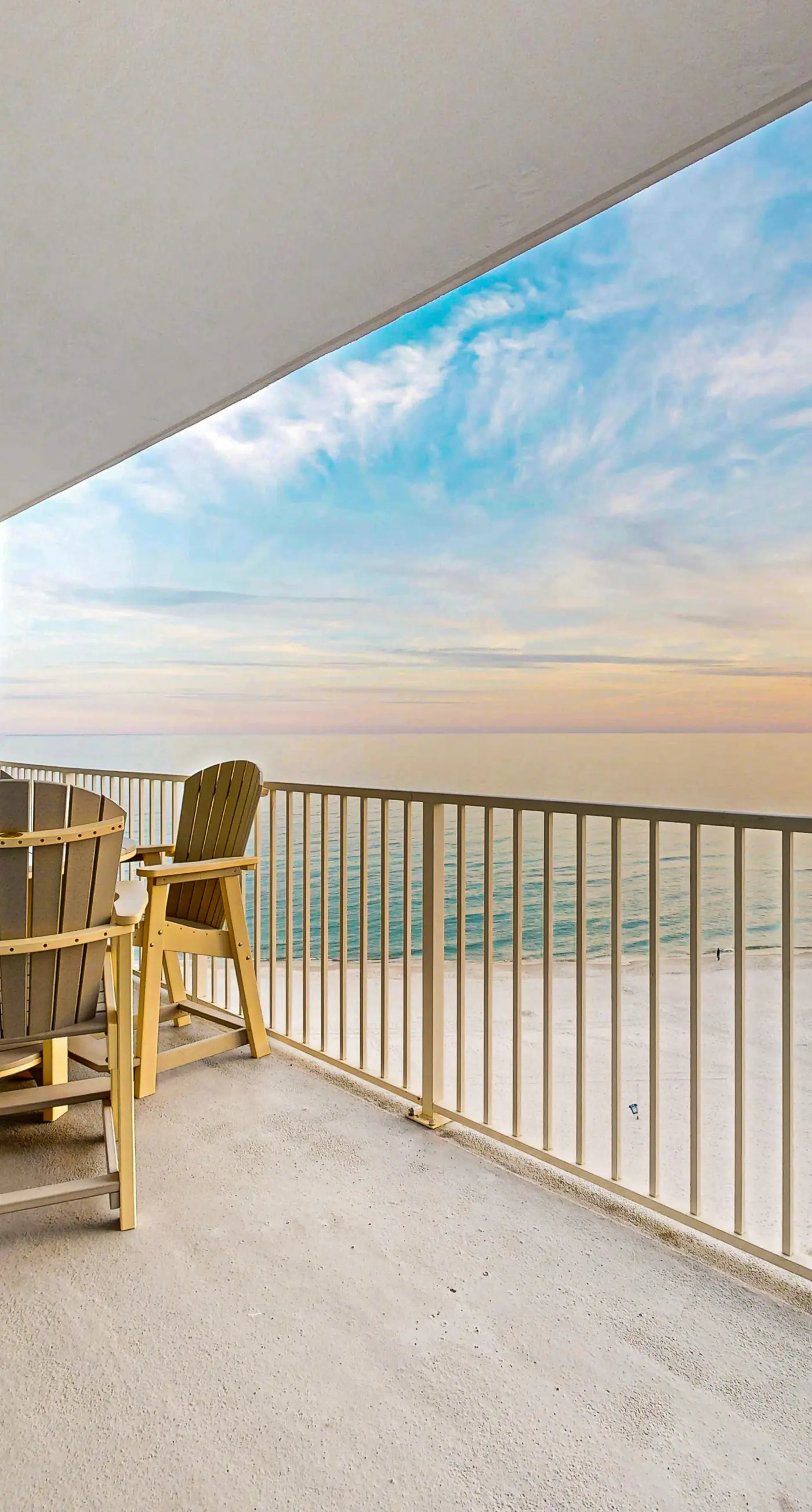Beachfront condo with stunning views, shared hot tub, fitness room, & indoor pool