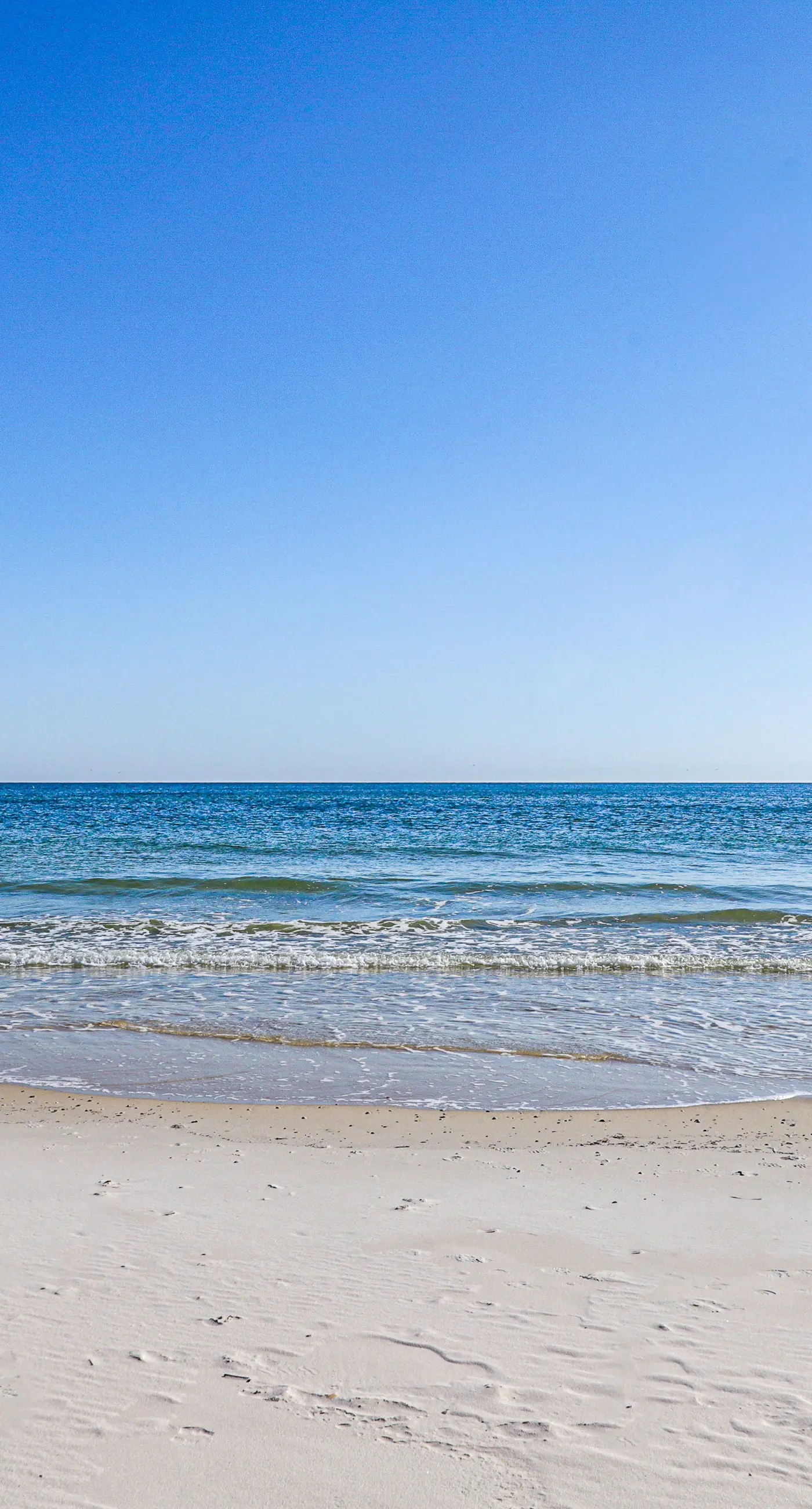 Beachfront condo with stunning views, shared hot tub, fitness room, & indoor pool