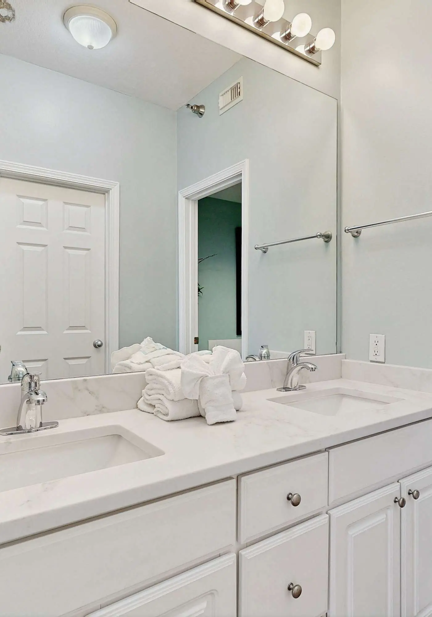 Beachfront condo with stunning views, shared hot tub, fitness room, & indoor pool