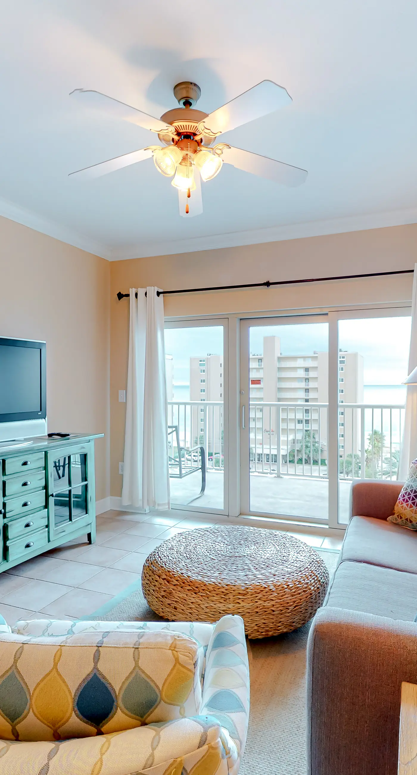 Wonderful coastal condo with pools, hot tubs, sauna & balcony