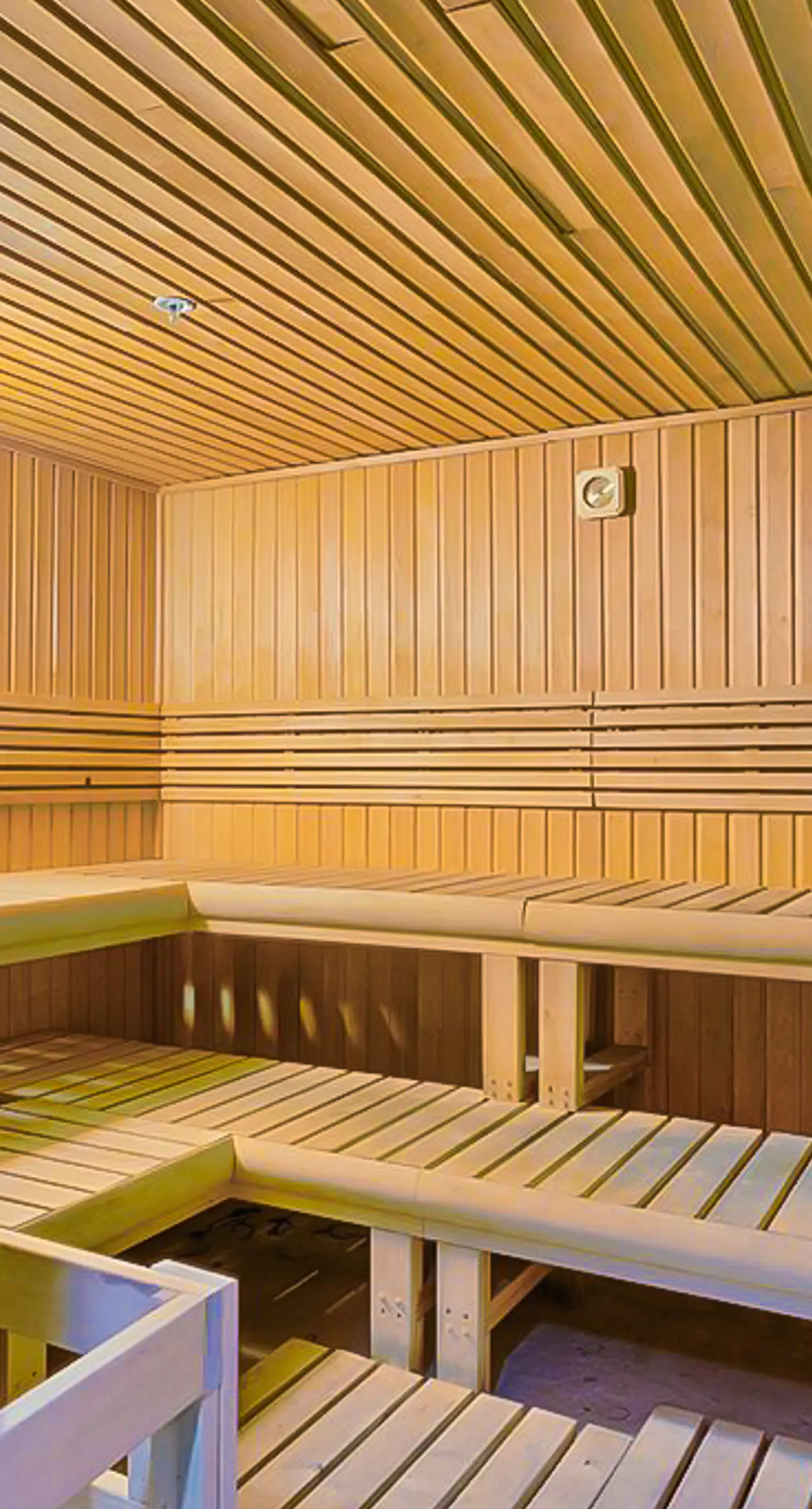 Wonderful coastal condo with pools, hot tubs, sauna & balcony