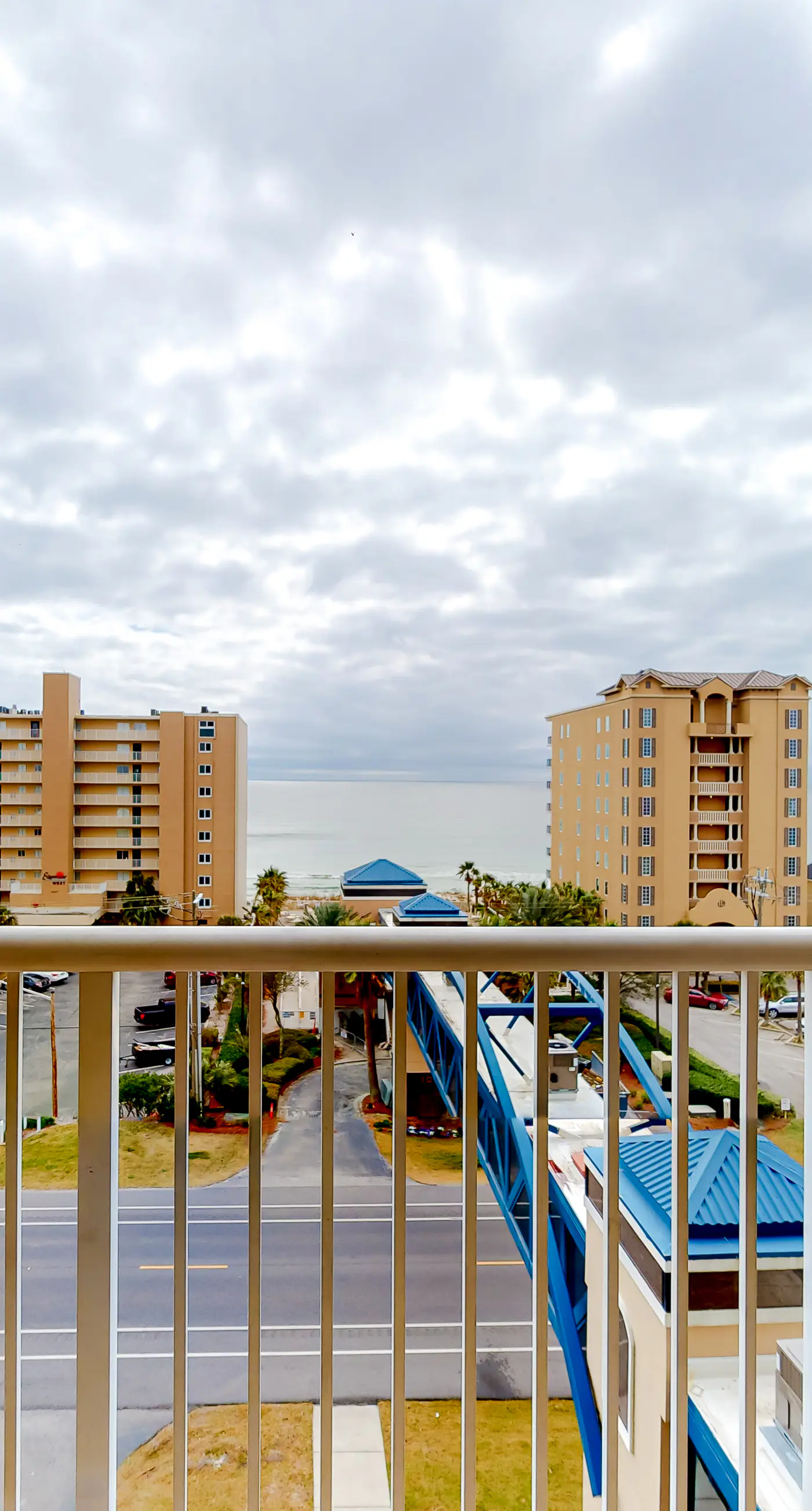 Wonderful coastal condo with pools, hot tubs, sauna & balcony