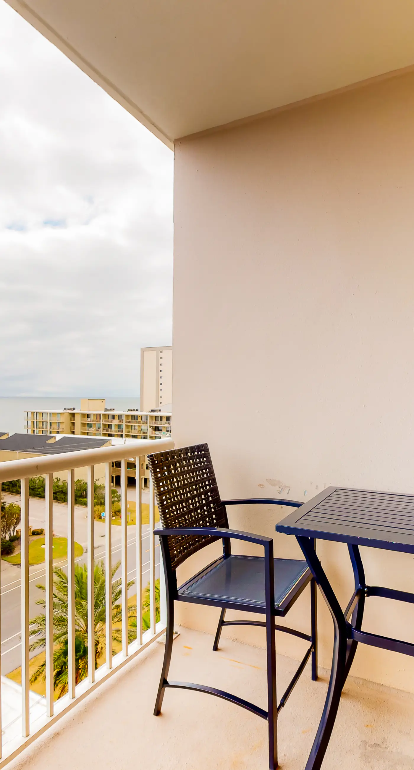 Wonderful coastal condo with pools, hot tubs, sauna & balcony