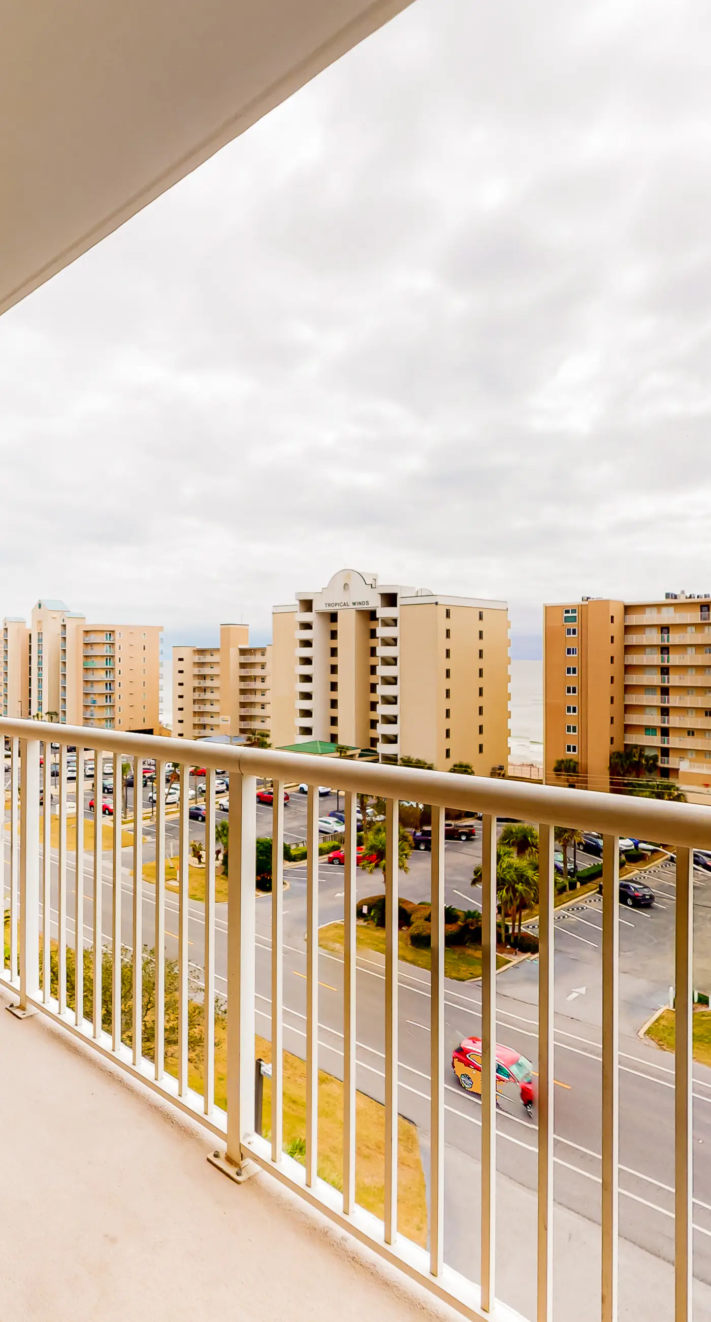 Wonderful coastal condo with pools, hot tubs, sauna & balcony