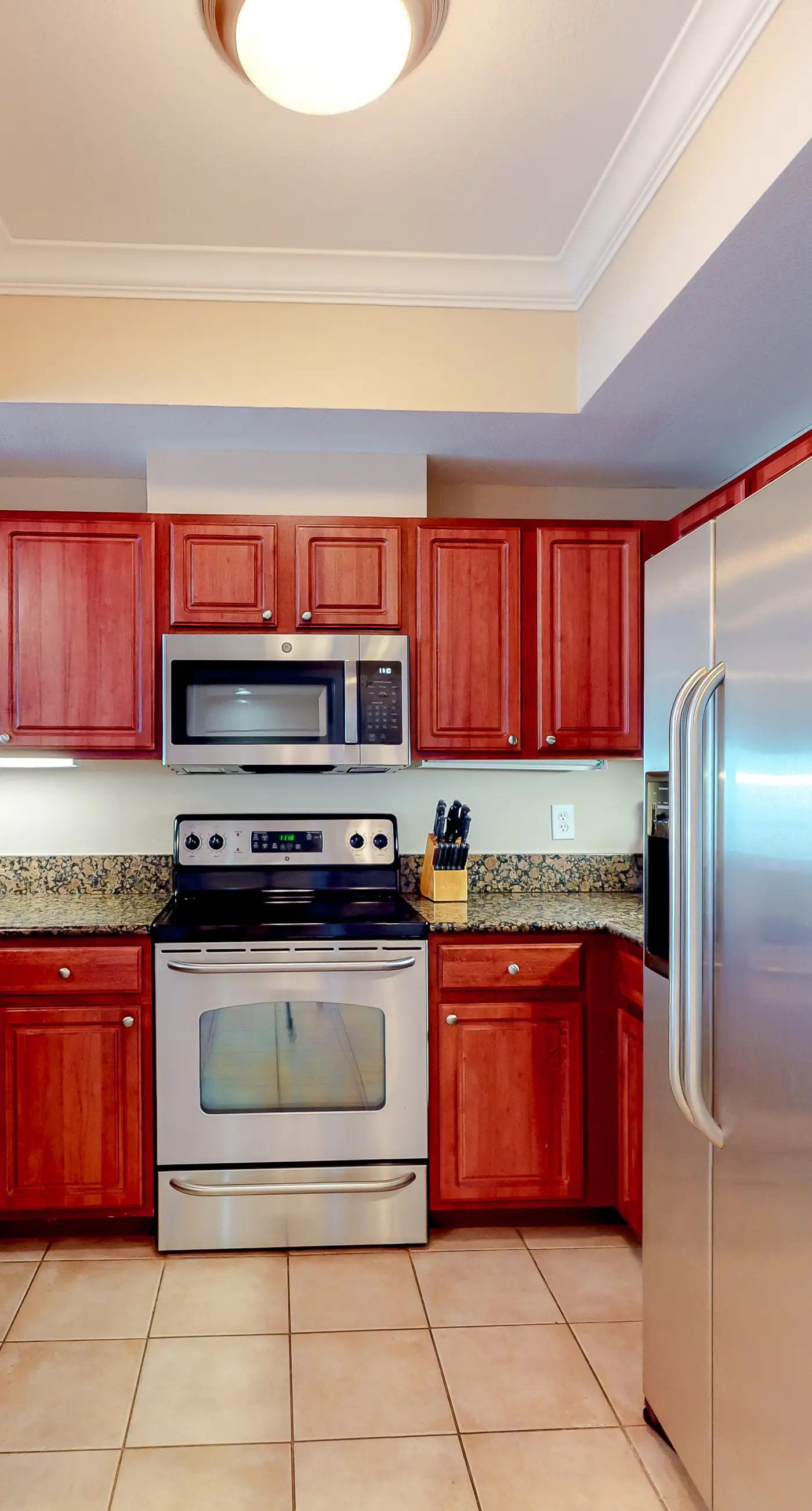 Wonderful coastal condo with pools, hot tubs, sauna & balcony