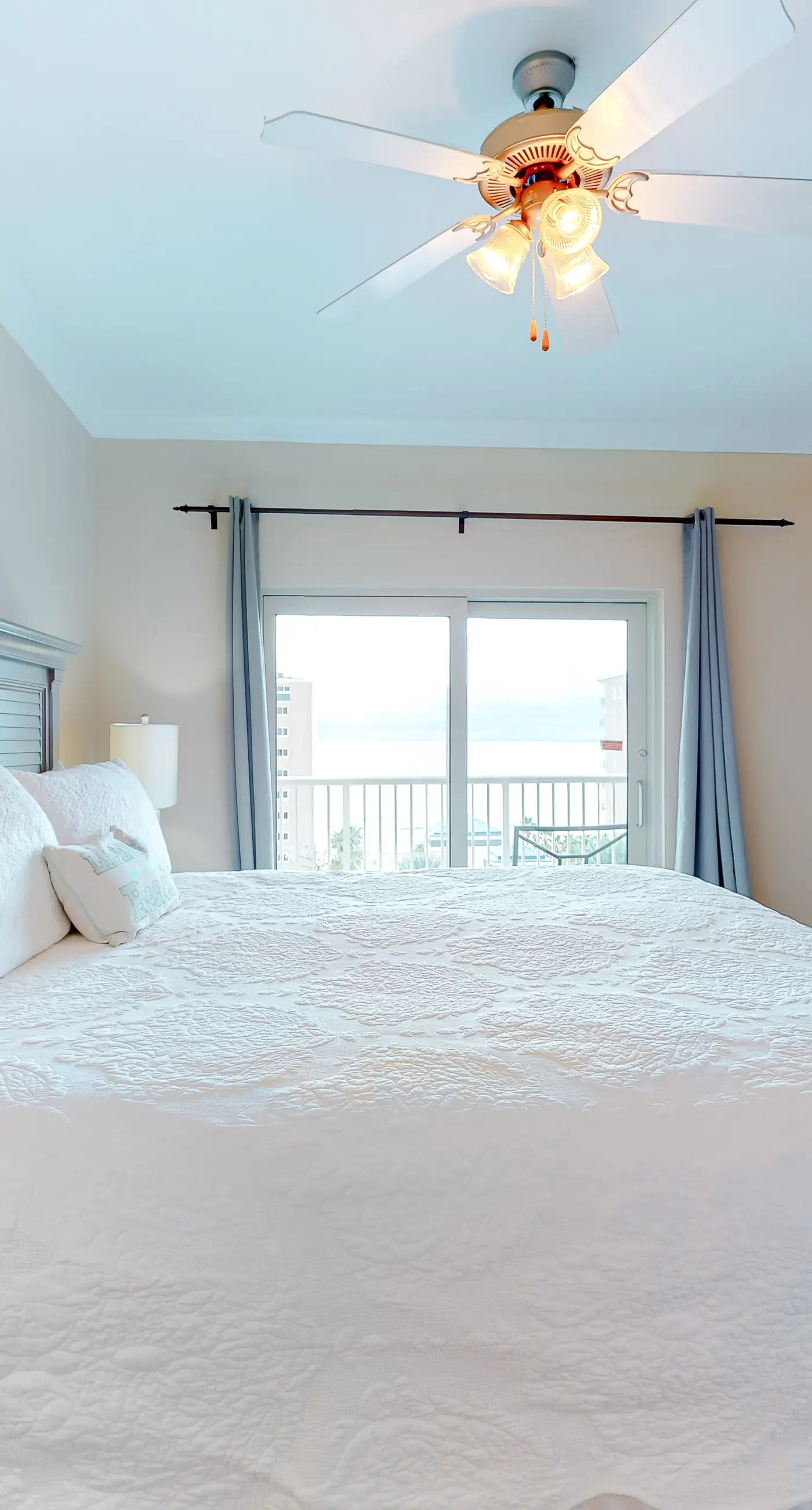 Wonderful coastal condo with pools, hot tubs, sauna & balcony