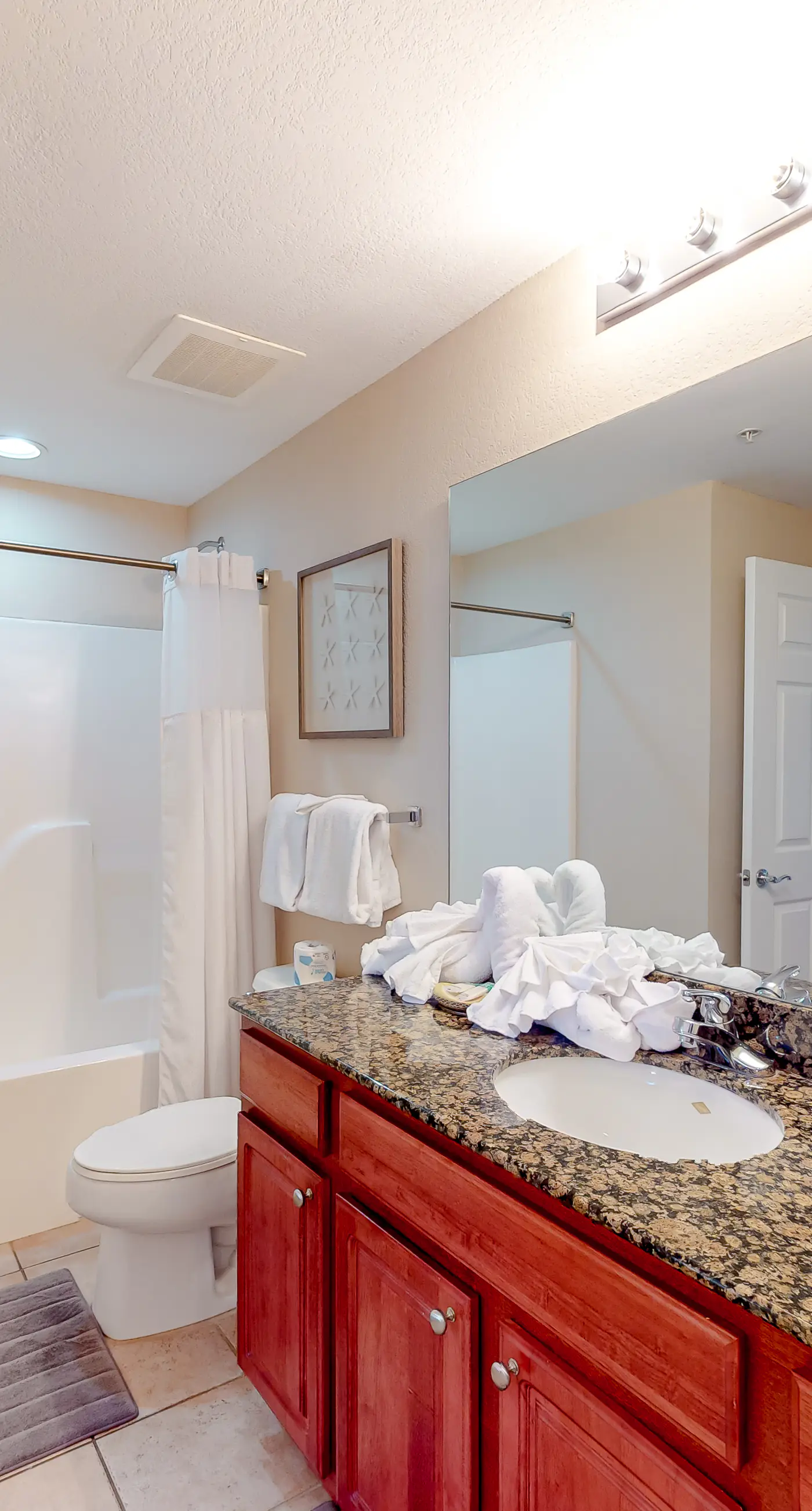 Wonderful coastal condo with pools, hot tubs, sauna & balcony