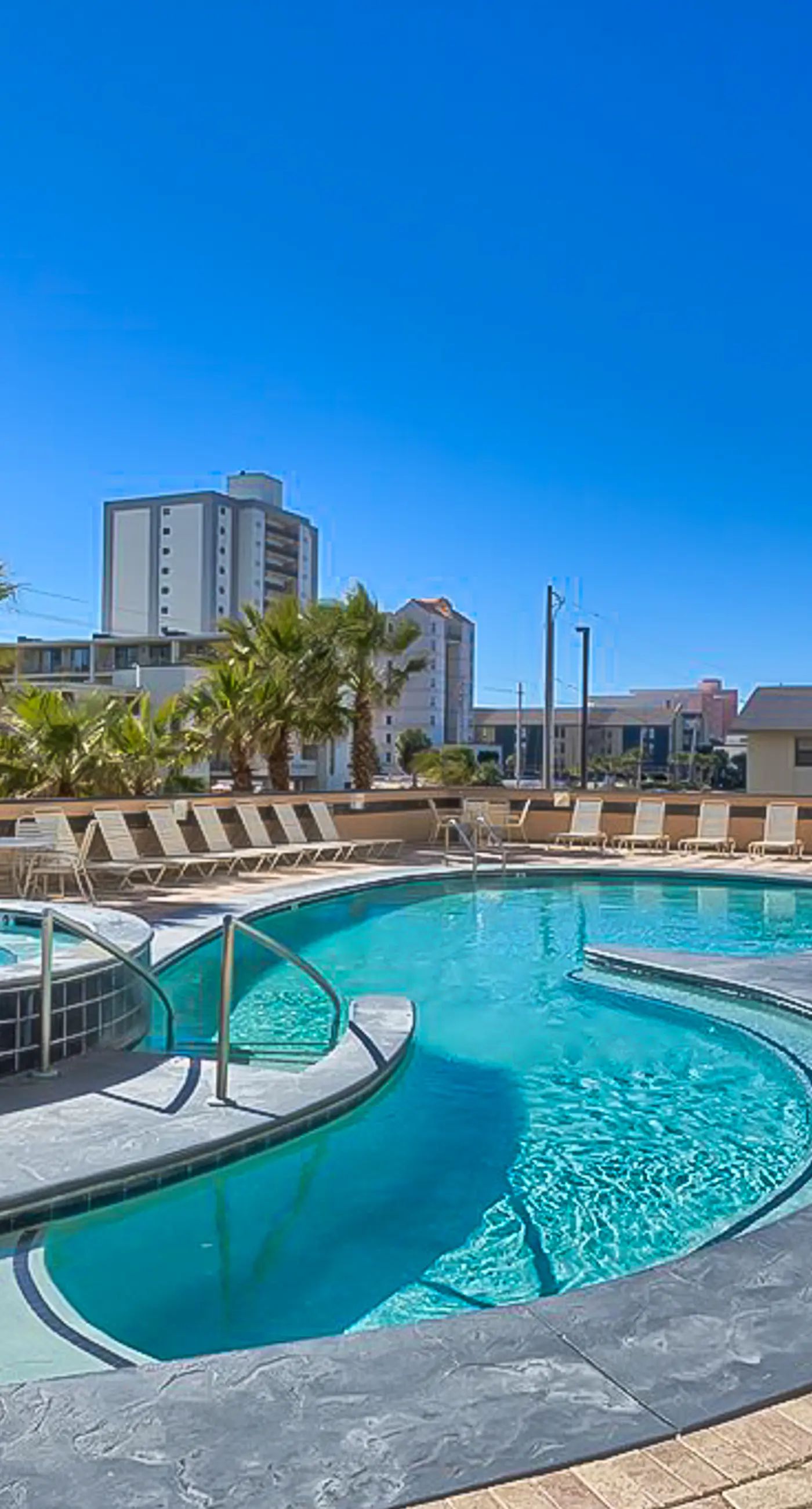 Wonderful coastal condo with pools, hot tubs, sauna & balcony