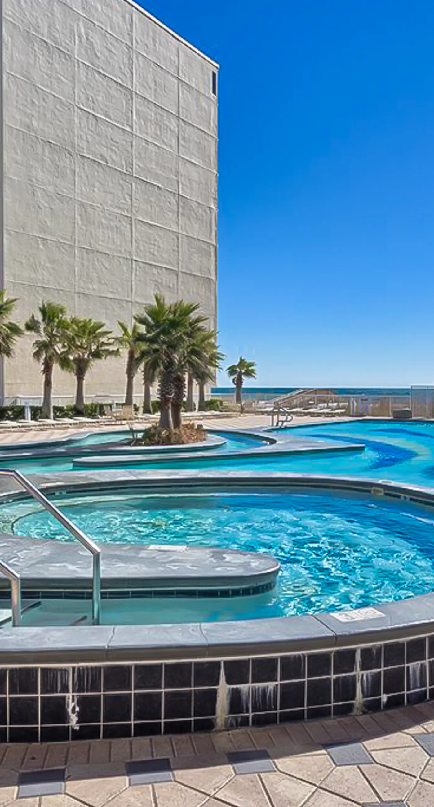 Wonderful coastal condo with pools, hot tubs, sauna & balcony