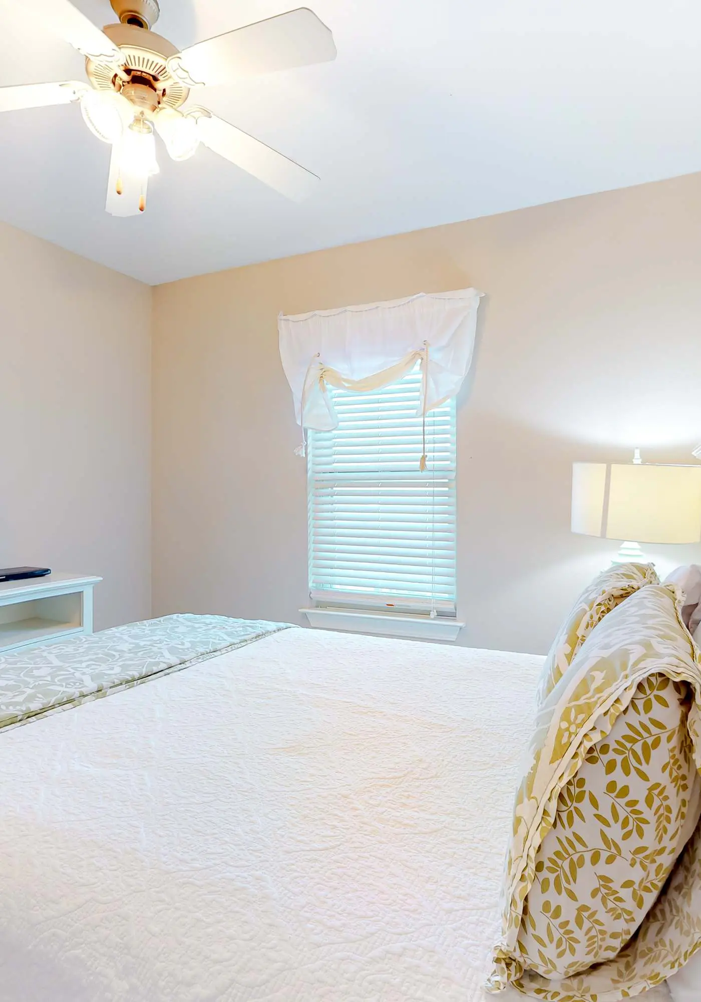Wonderful coastal condo with pools, hot tubs, sauna & balcony