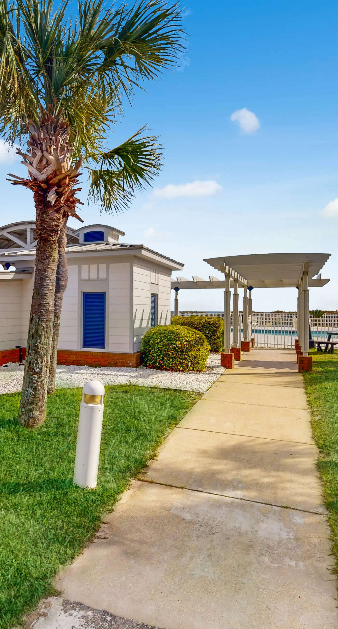 Enchanting oceanfront condo with pool, hot tub, tennis, sauna, & washer/dryer