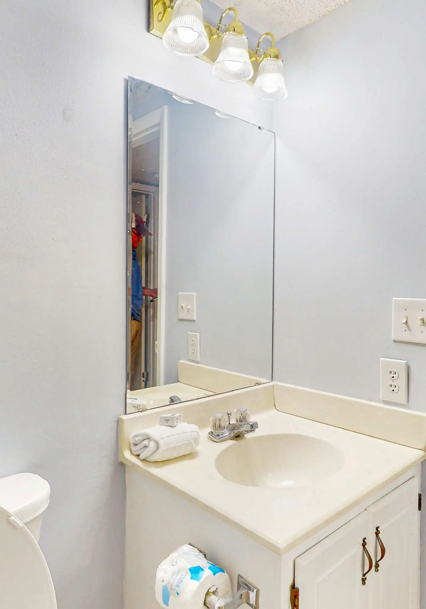 Enchanting oceanfront condo with pool, hot tub, tennis, sauna, & washer/dryer