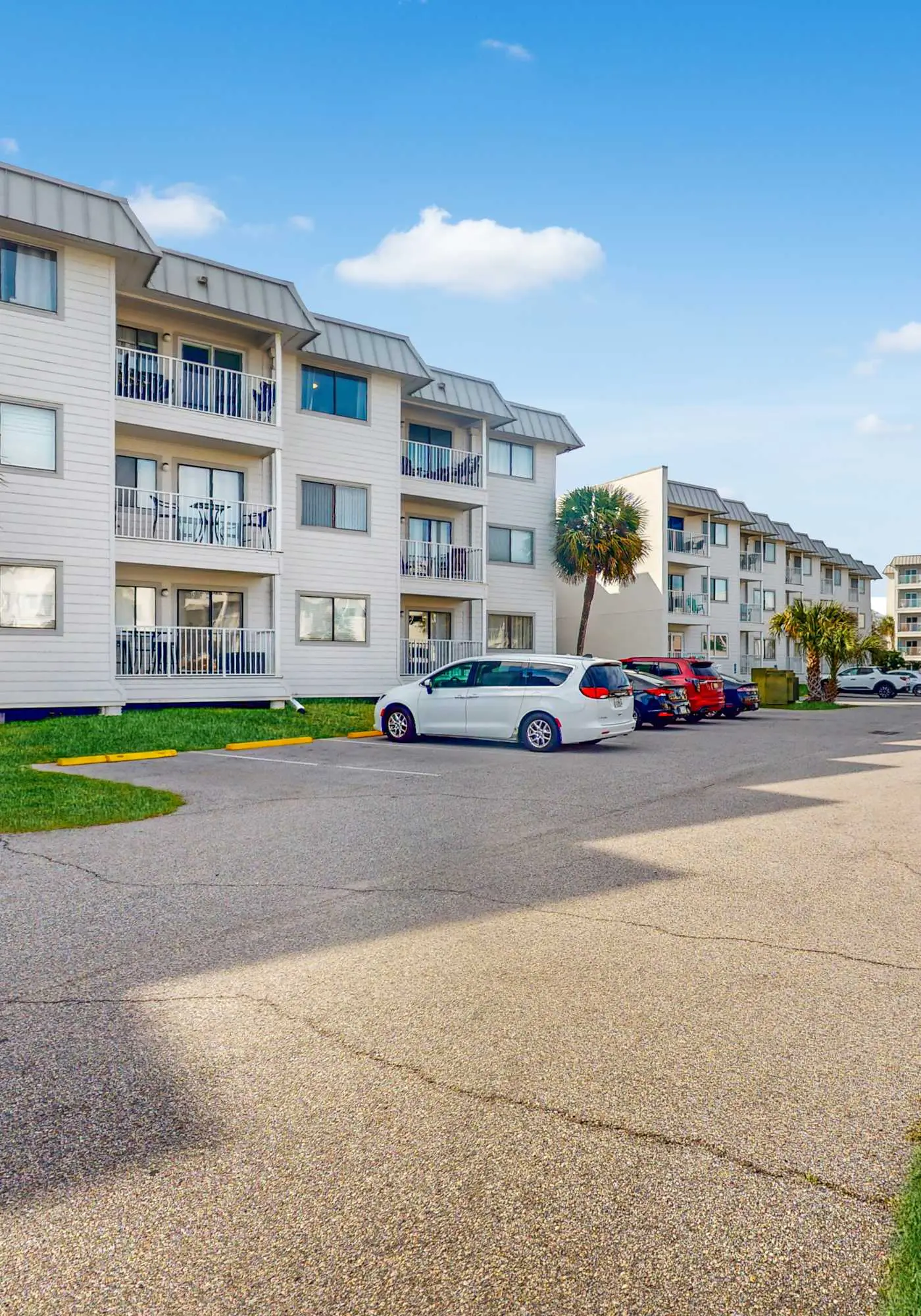Enchanting oceanfront condo with pool, hot tub, tennis, sauna, & washer/dryer