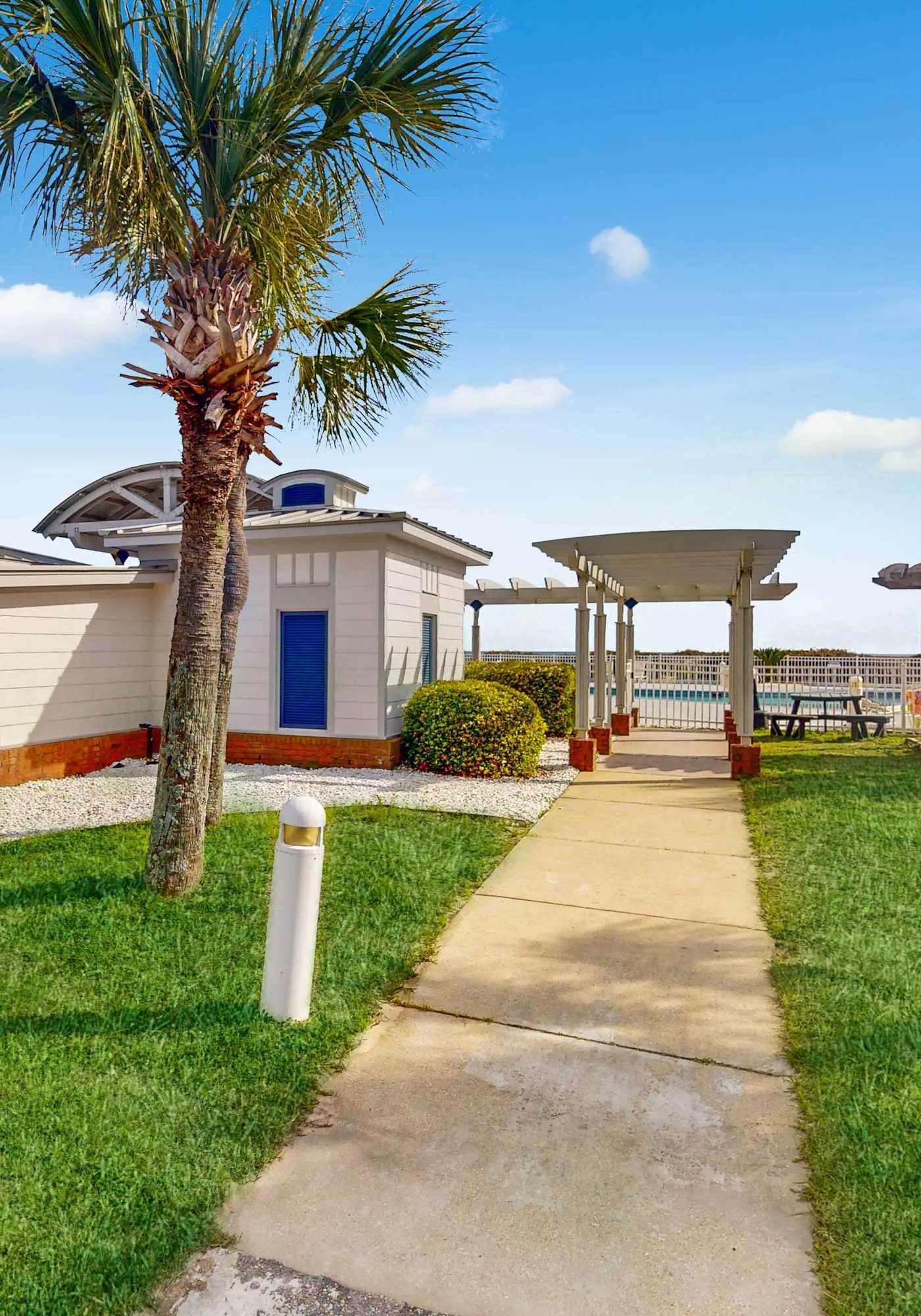 Enchanting oceanfront condo with pool, hot tub, tennis, sauna, & washer/dryer