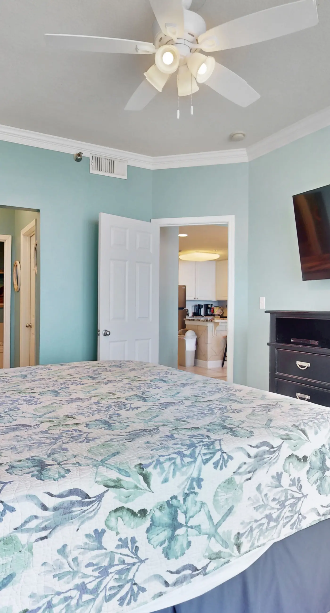 Oceanfront condo with sweeping views, washer/dryer, central AC, & access to pool