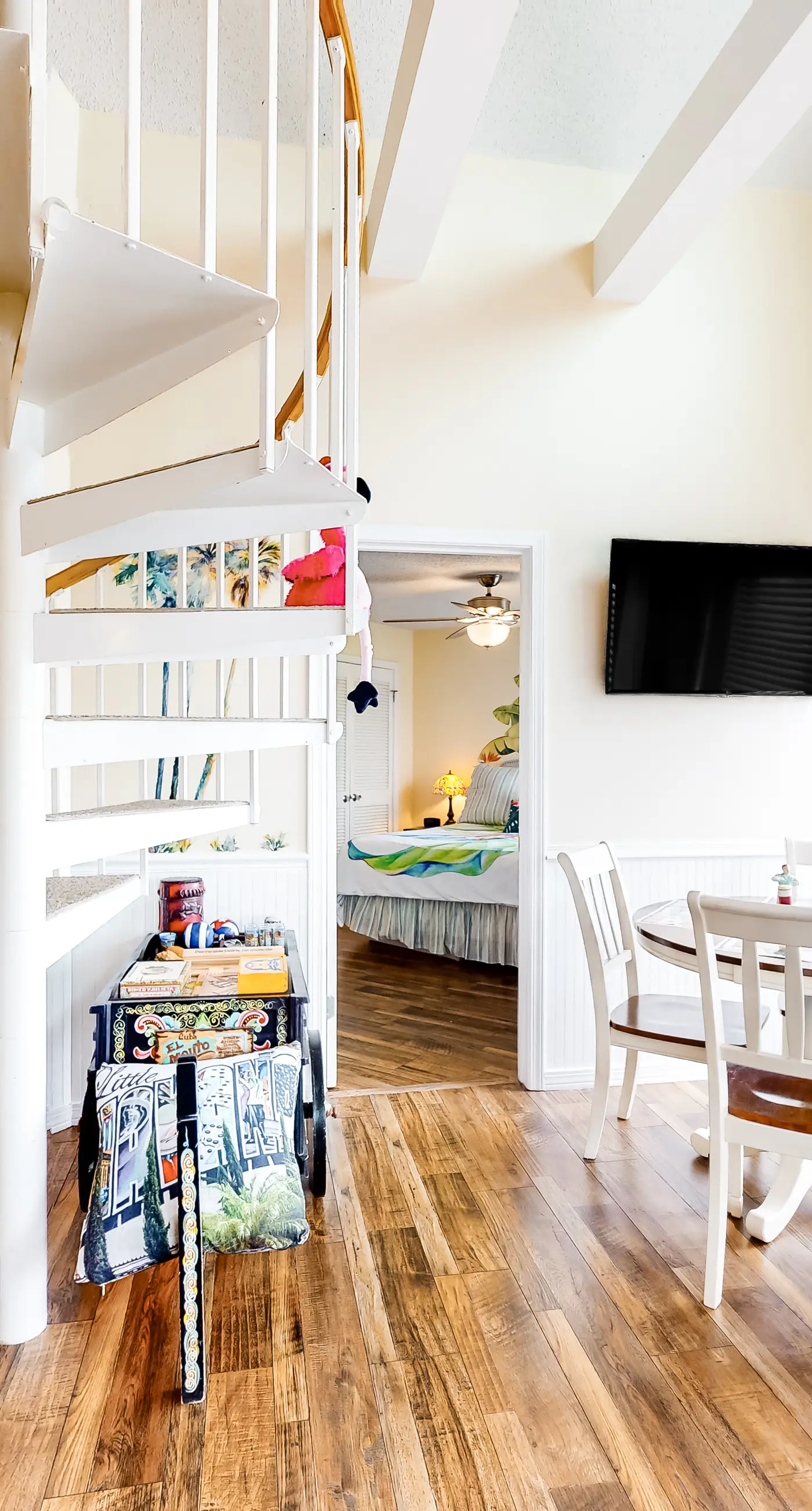 Colorful condo in beachfront complex with pools, gym, central AC & beach access