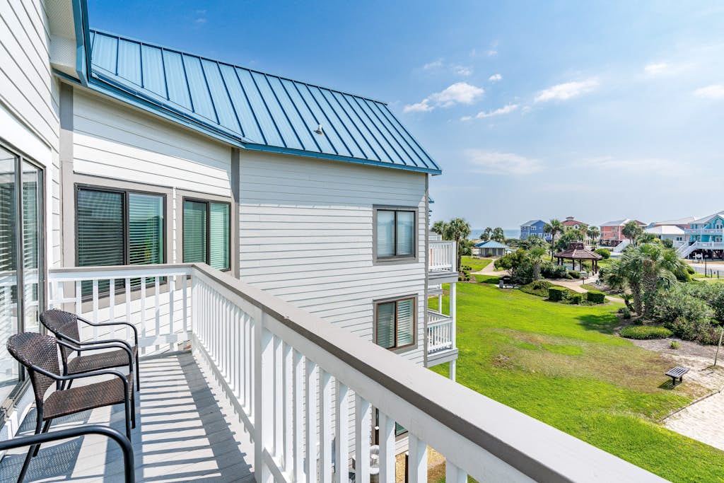 Colorful condo in beachfront complex with pools, gym, central AC & beach access