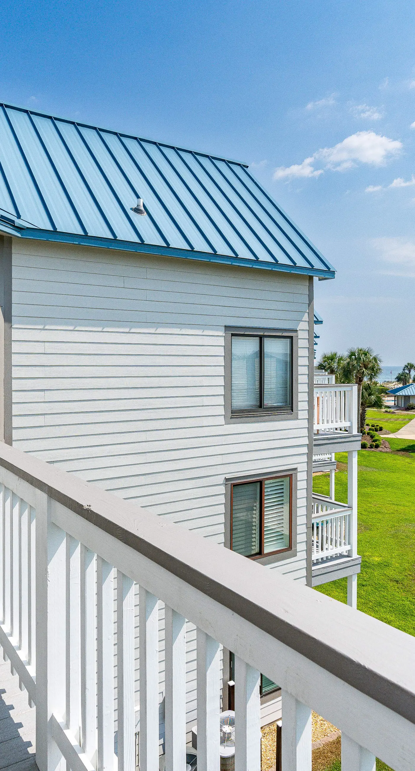 Colorful condo in beachfront complex with pools, gym, central AC & beach access