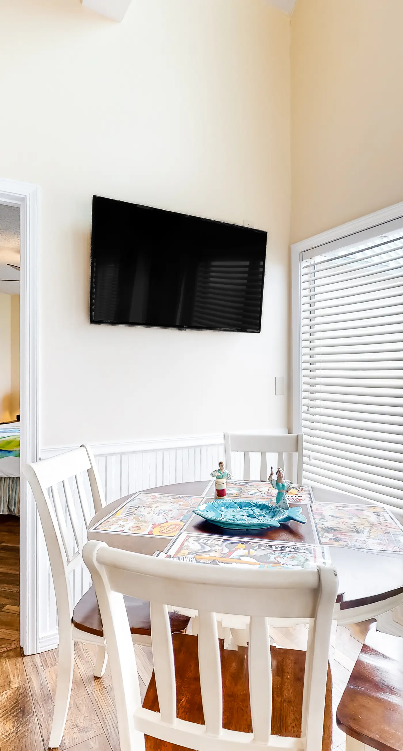 Colorful condo in beachfront complex with pools, gym, central AC & beach access