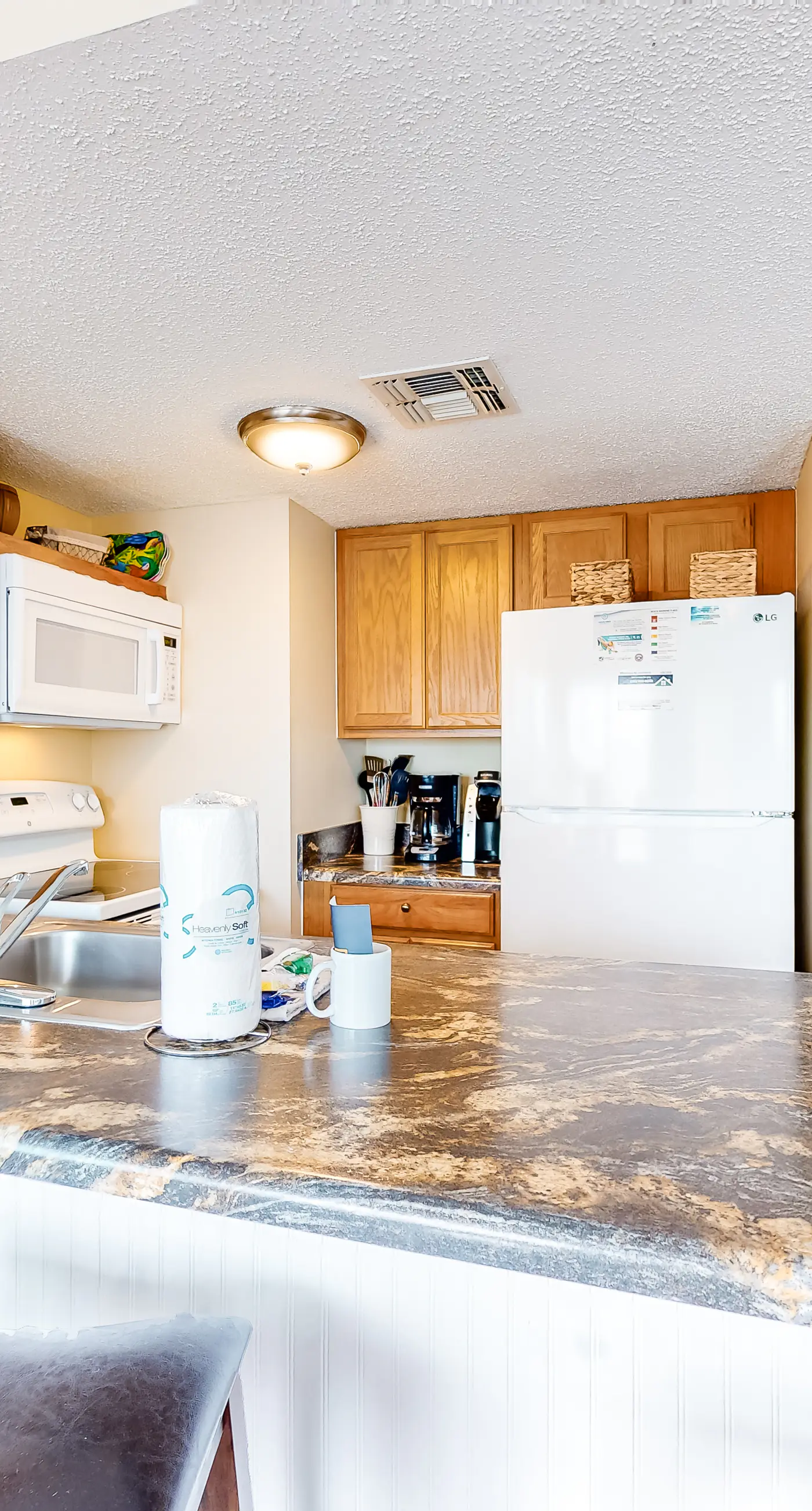 Colorful condo in beachfront complex with pools, gym, central AC & beach access