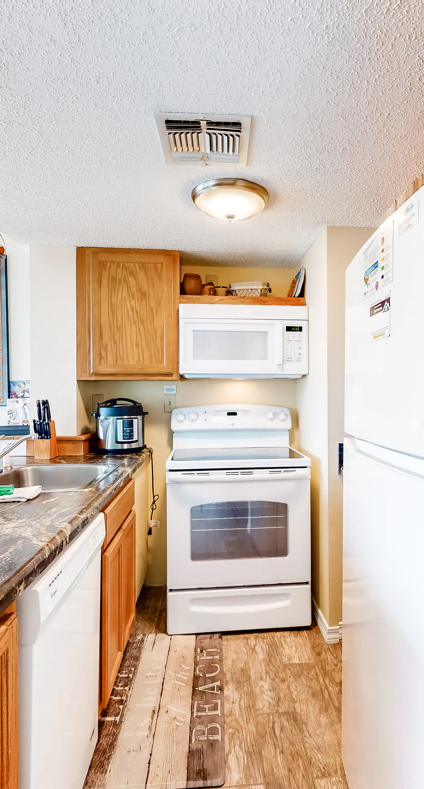 Colorful condo in beachfront complex with pools, gym, central AC & beach access