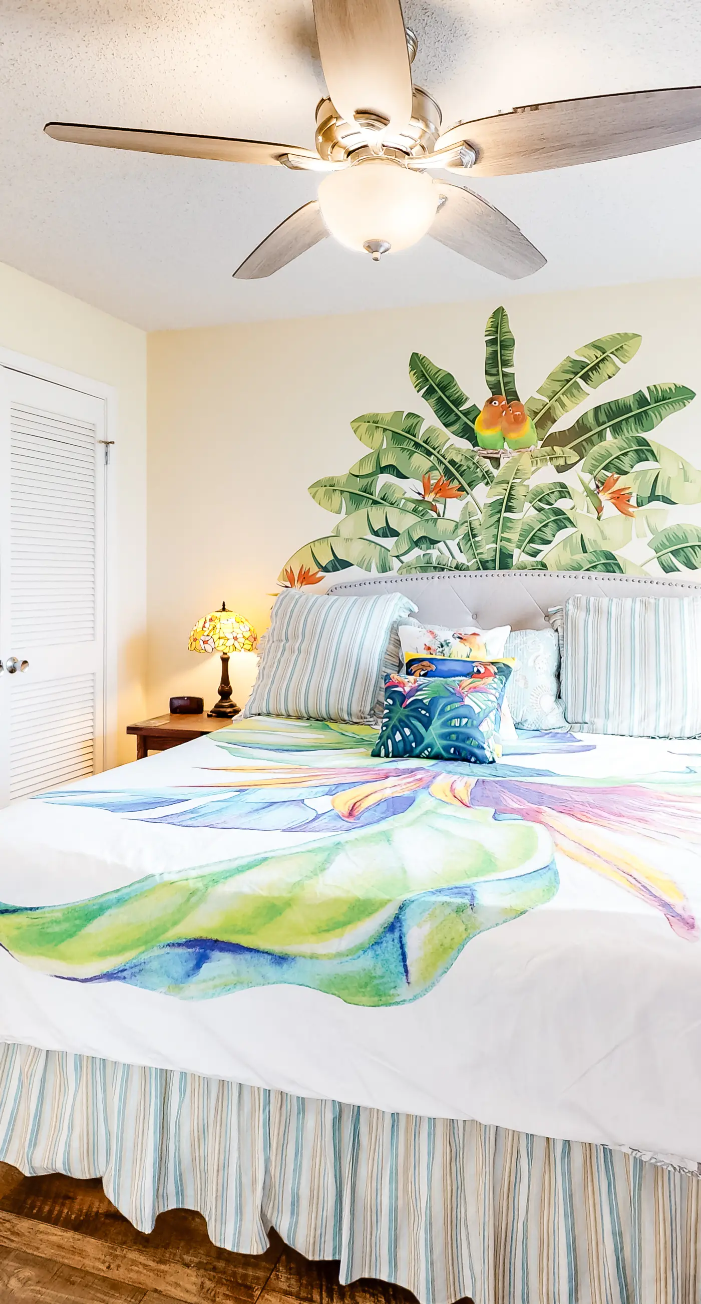 Colorful condo in beachfront complex with pools, gym, central AC & beach access
