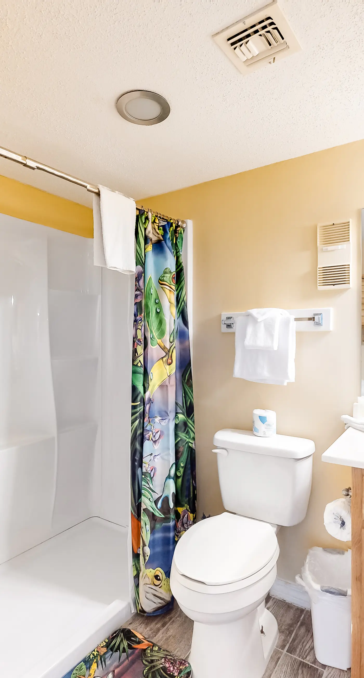 Colorful condo in beachfront complex with pools, gym, central AC & beach access