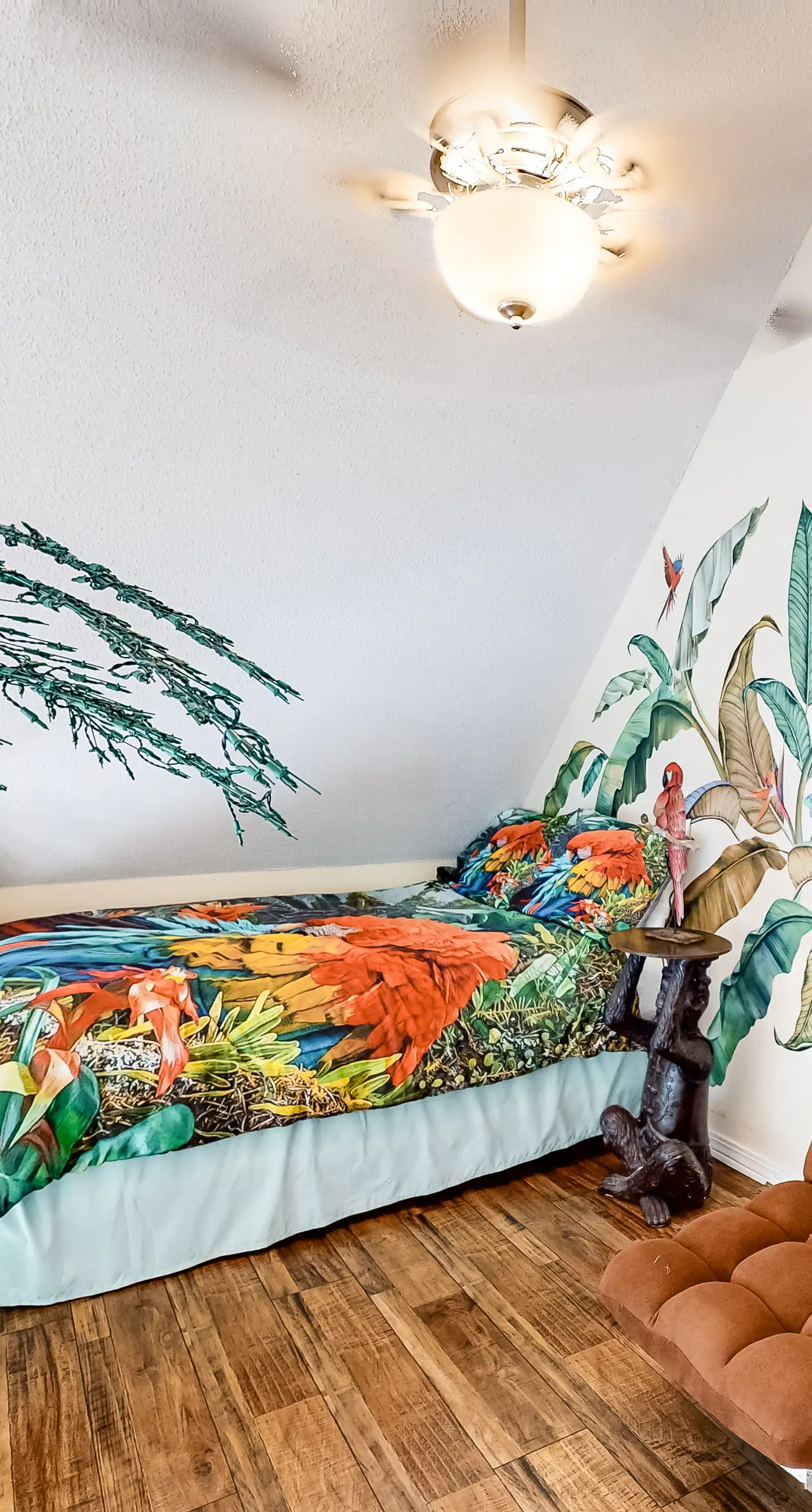 Colorful condo in beachfront complex with pools, gym, central AC & beach access