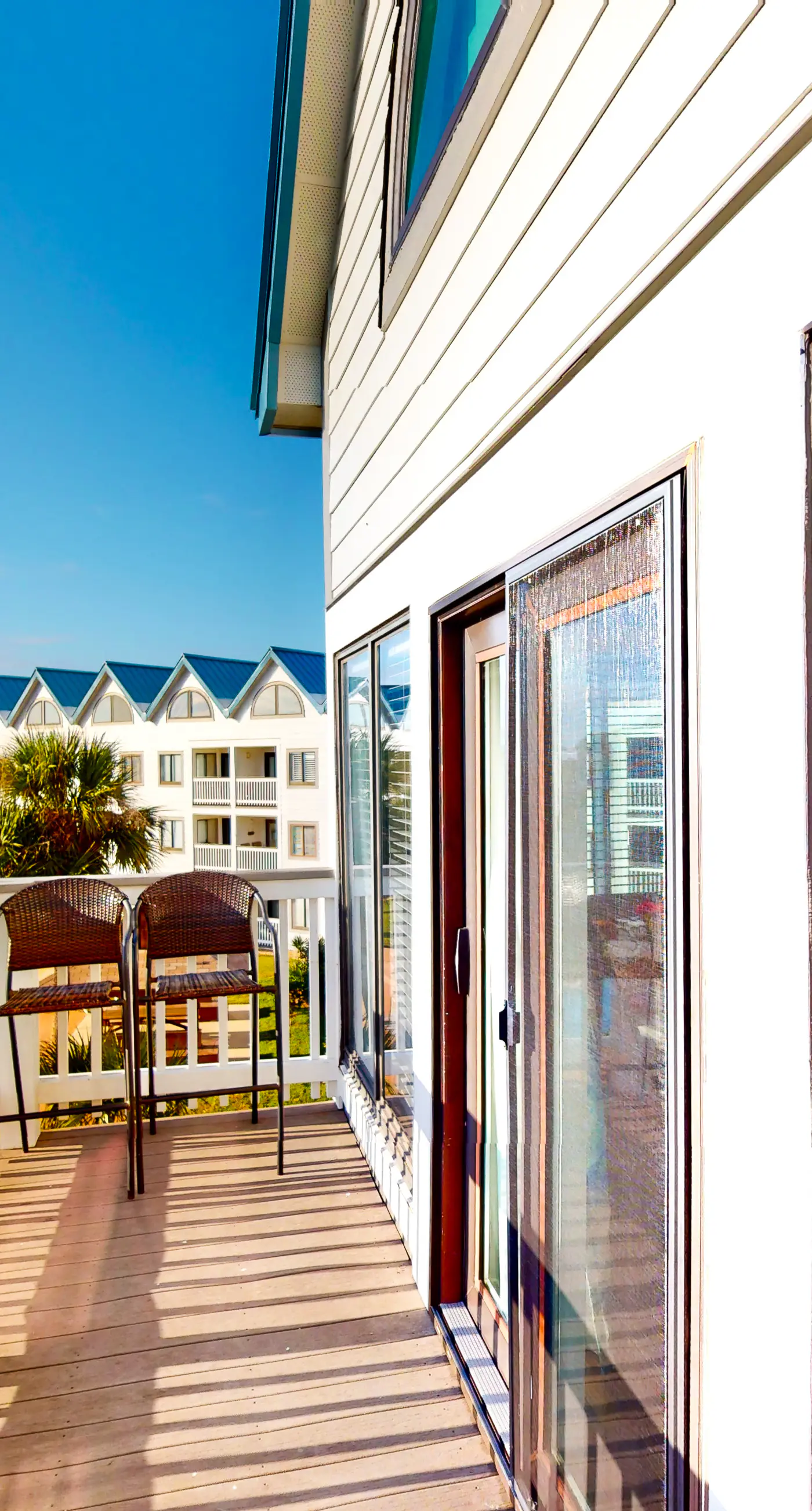 Colorful condo in beachfront complex with pools, gym, central AC & beach access