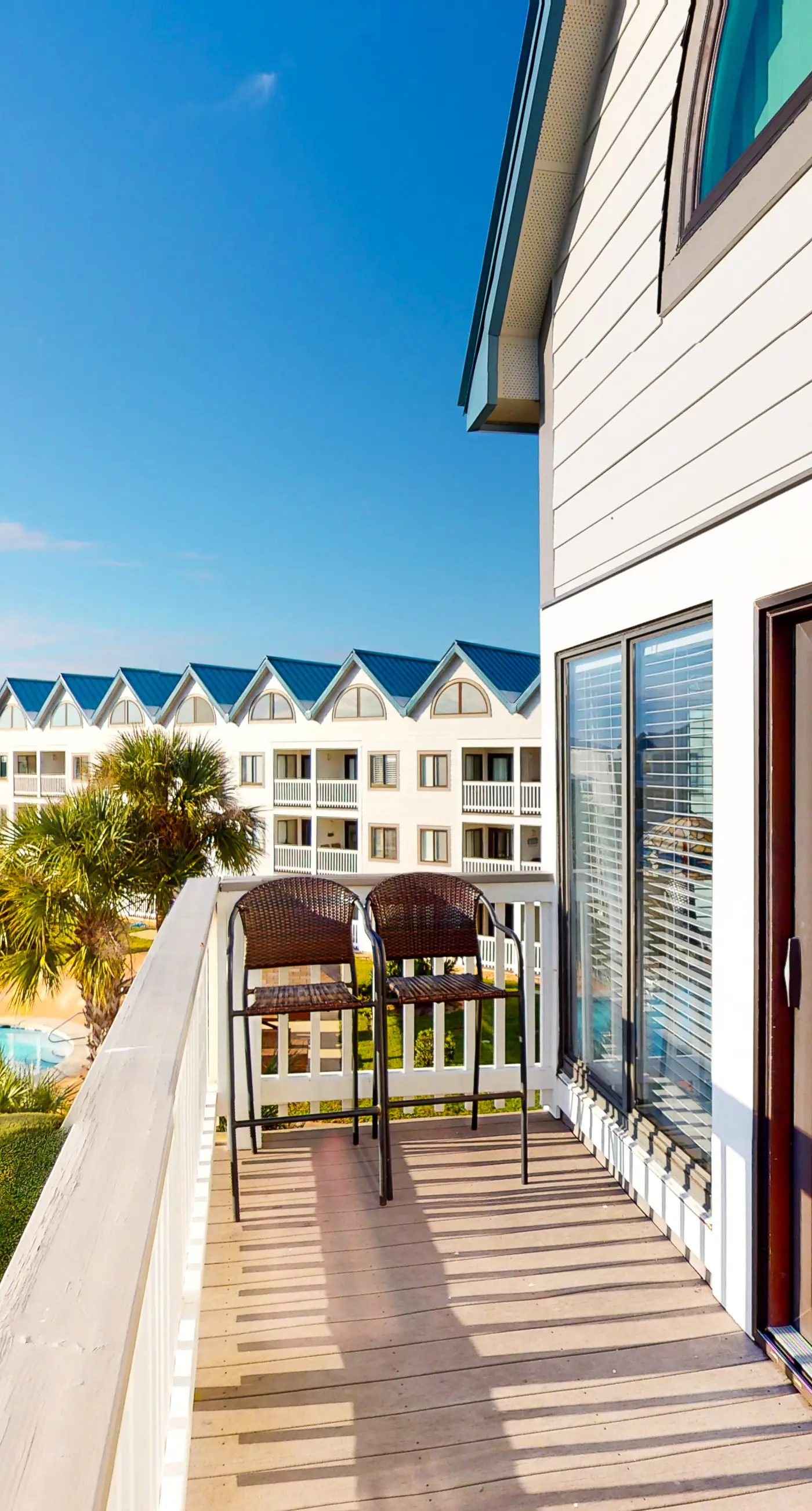 Colorful condo in beachfront complex with pools, gym, central AC & beach access