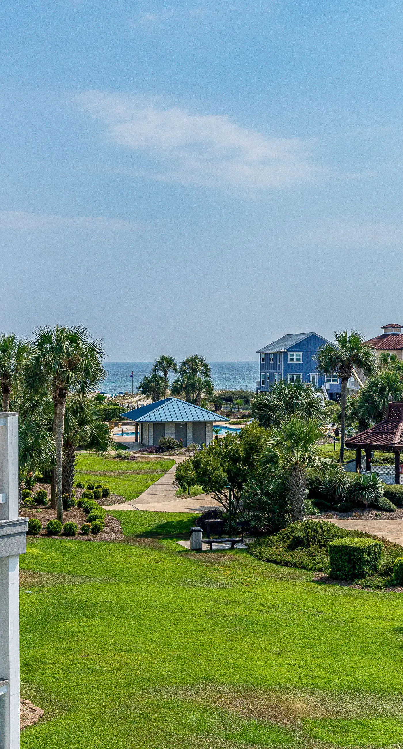 Colorful condo in beachfront complex with pools, gym, central AC & beach access