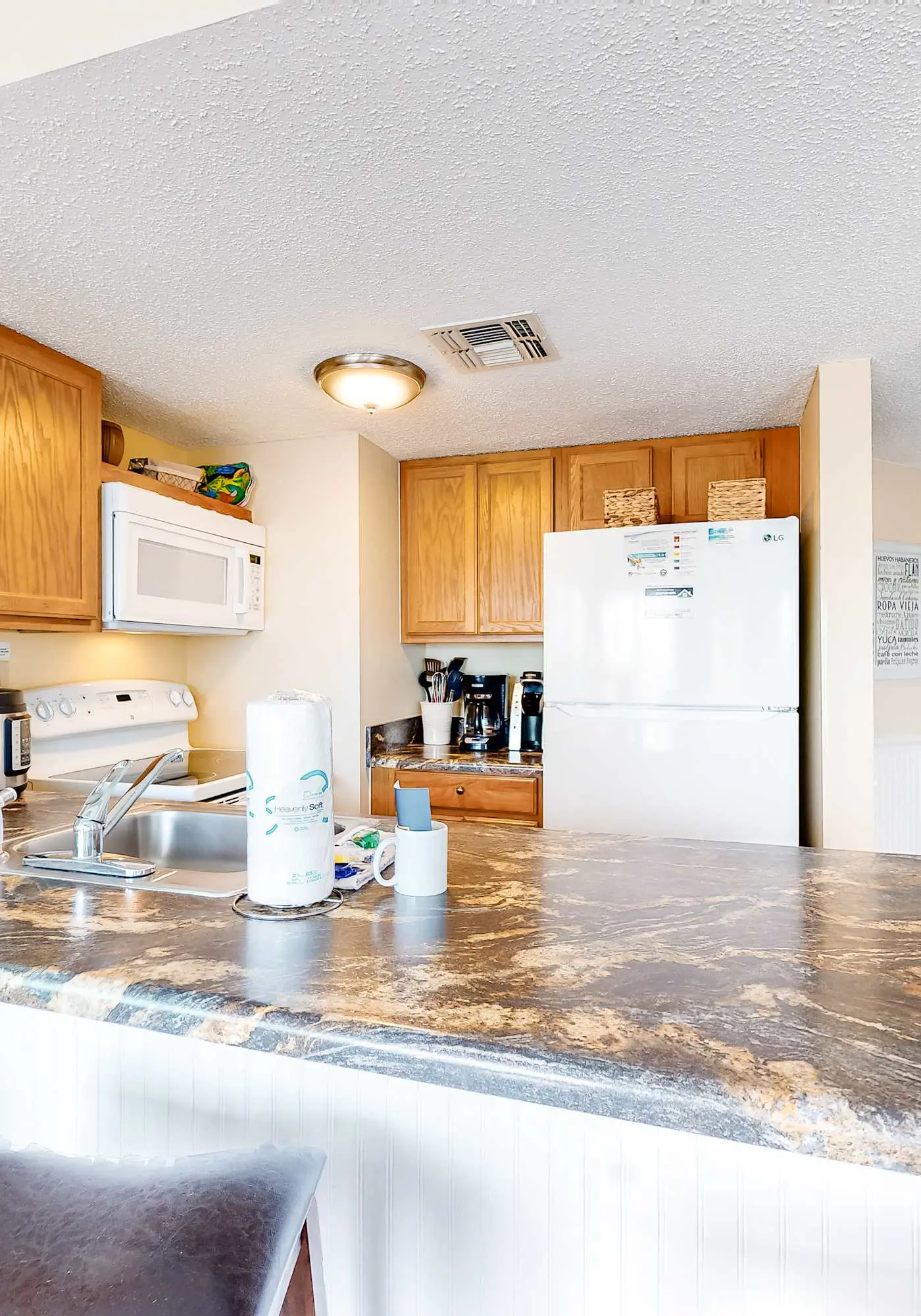 Colorful condo in beachfront complex with pools, gym, central AC & beach access