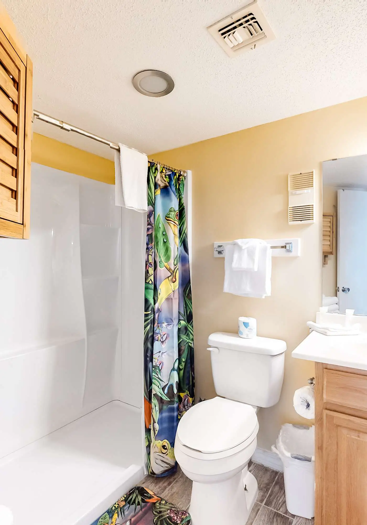 Colorful condo in beachfront complex with pools, gym, central AC & beach access
