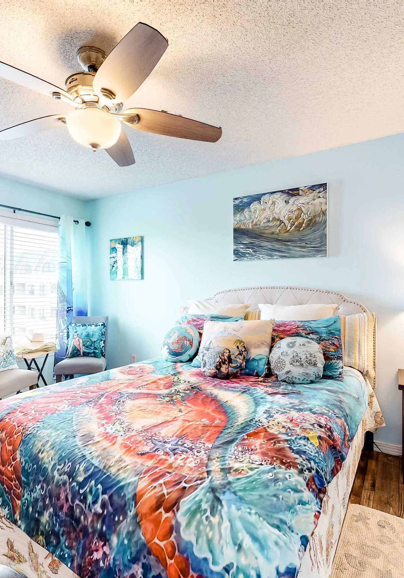 Colorful condo in beachfront complex with pools, gym, central AC & beach access