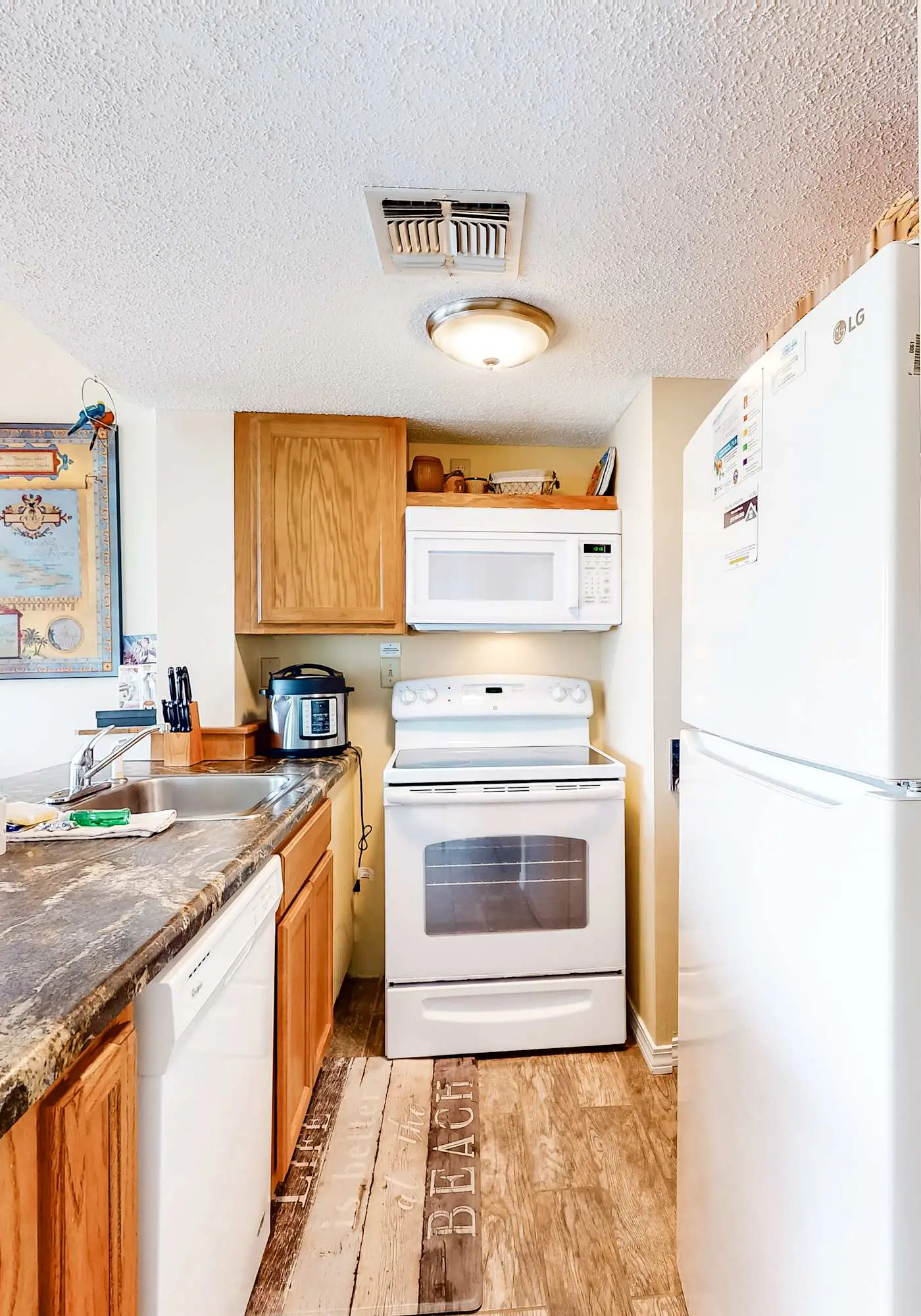 Colorful condo in beachfront complex with pools, gym, central AC & beach access
