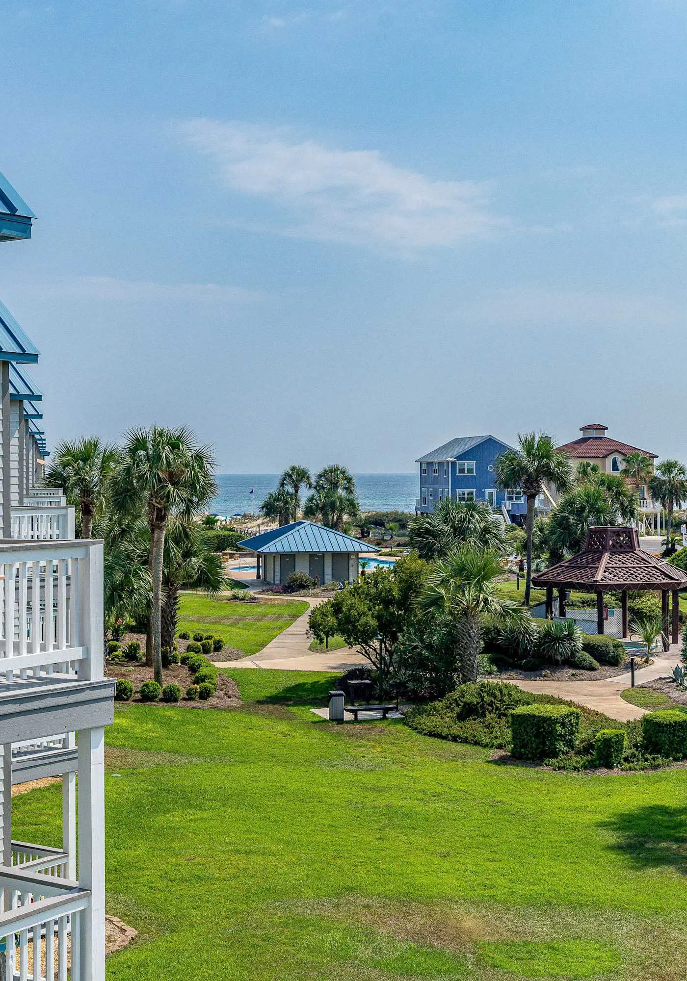Colorful condo in beachfront complex with pools, gym, central AC & beach access