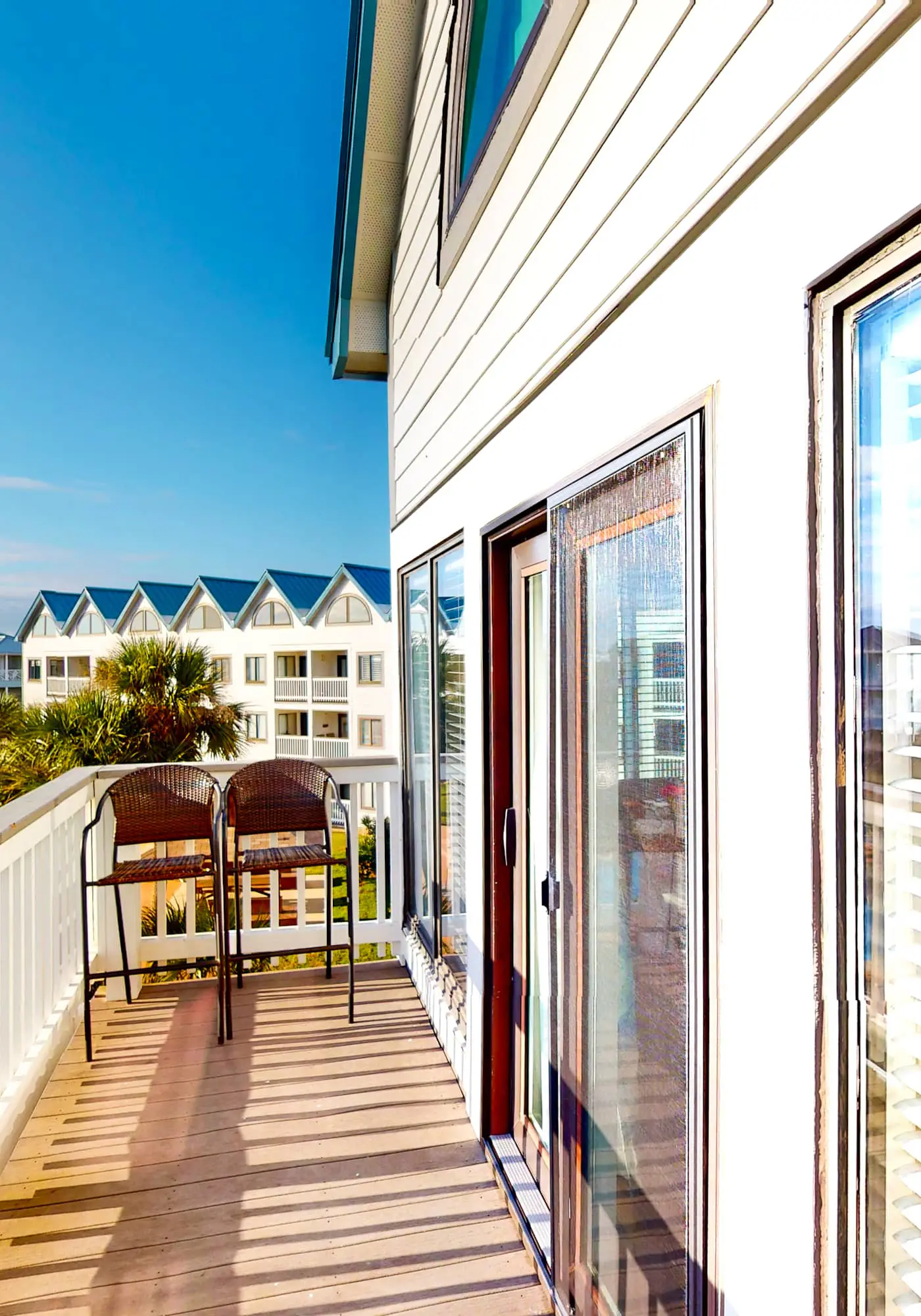 Colorful condo in beachfront complex with pools, gym, central AC & beach access