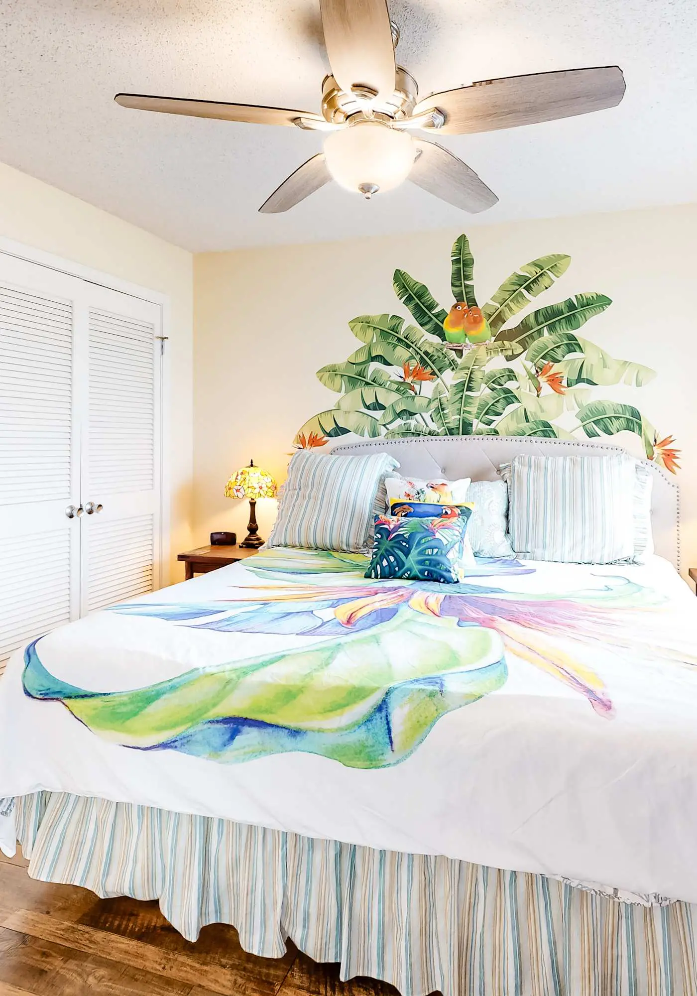 Colorful condo in beachfront complex with pools, gym, central AC & beach access