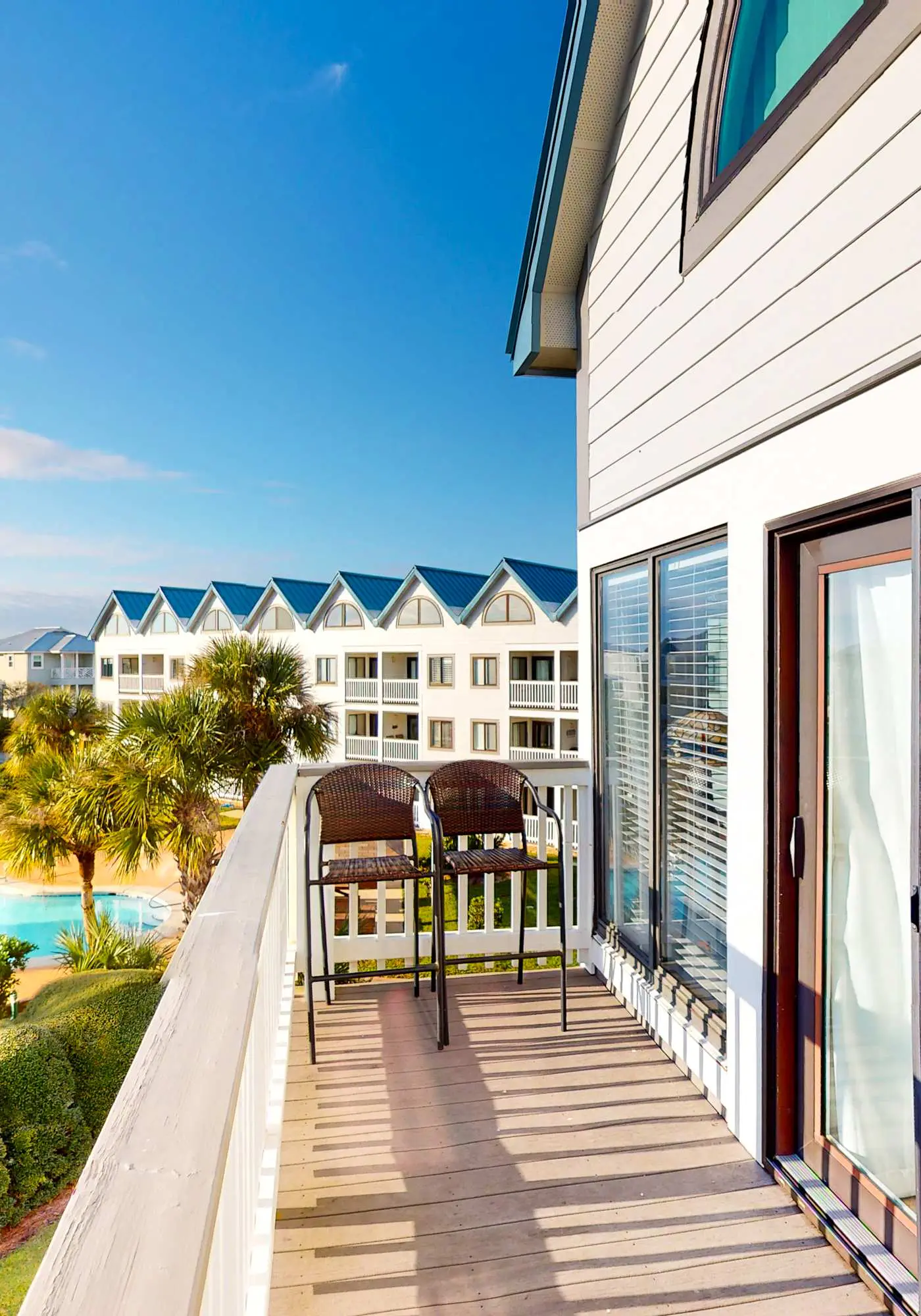 Colorful condo in beachfront complex with pools, gym, central AC & beach access