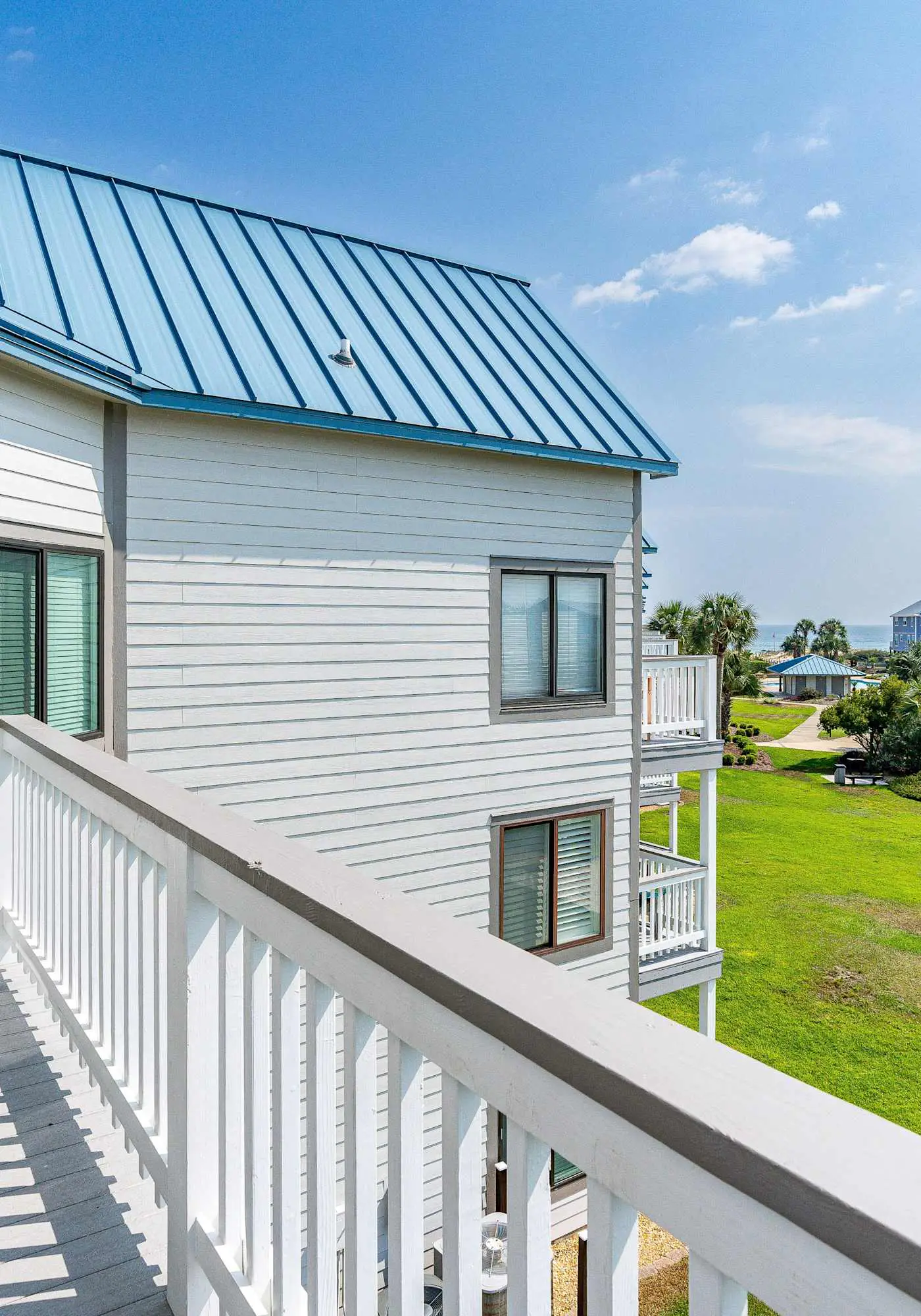 Colorful condo in beachfront complex with pools, gym, central AC & beach access
