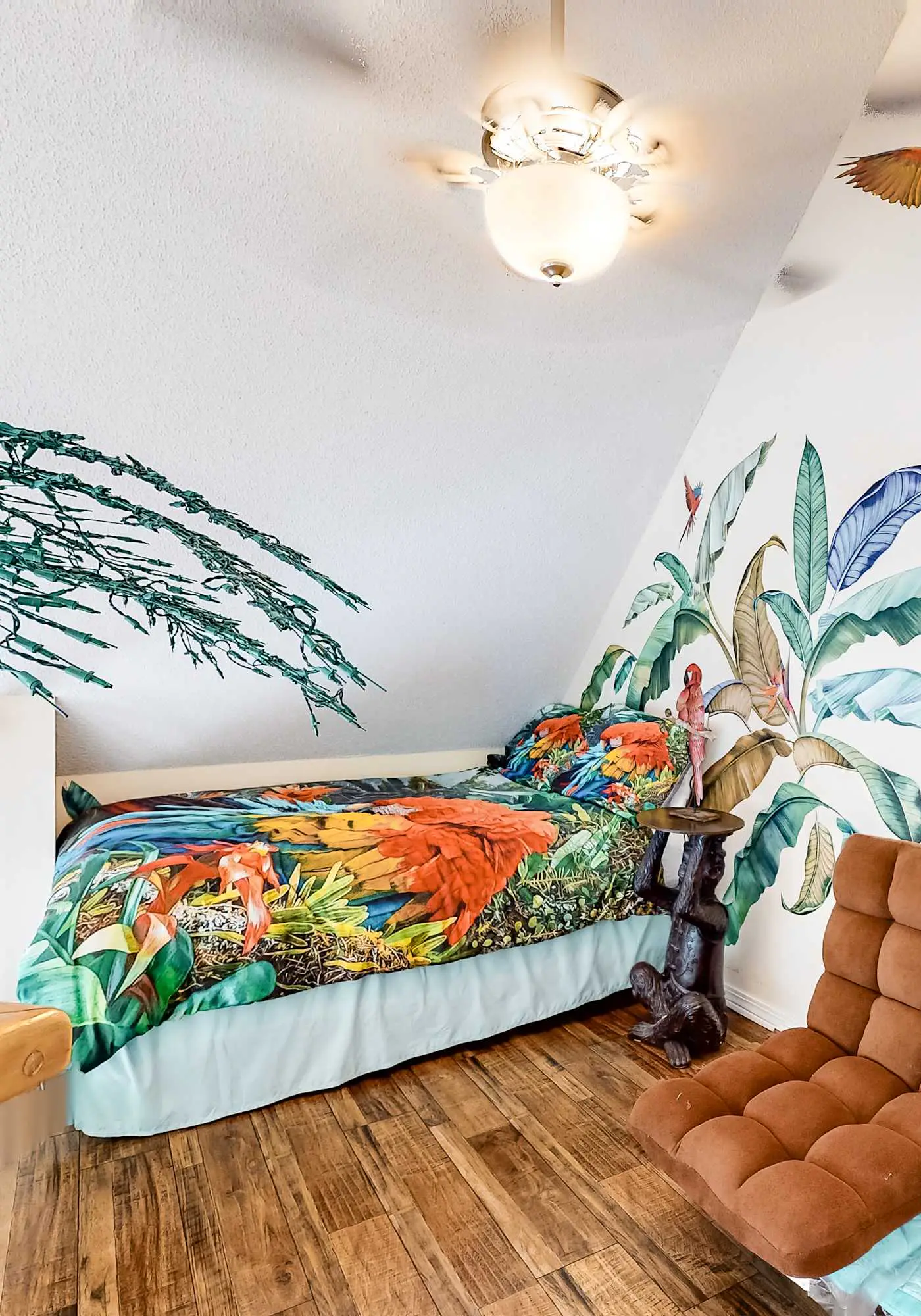 Colorful condo in beachfront complex with pools, gym, central AC & beach access