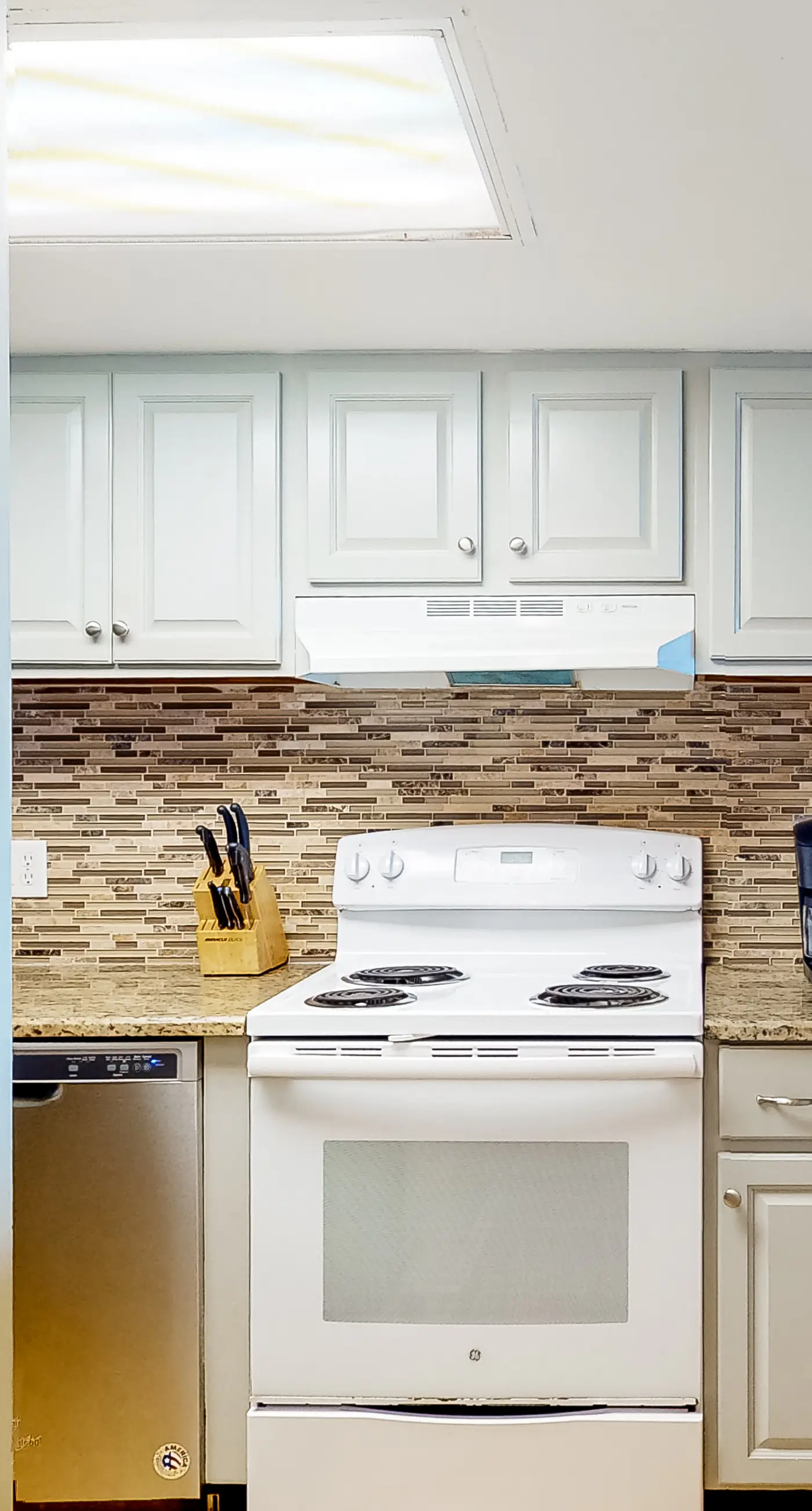 Inviting condo with ocean view, on-site pool, cozy balcony, washer/dryer & AC