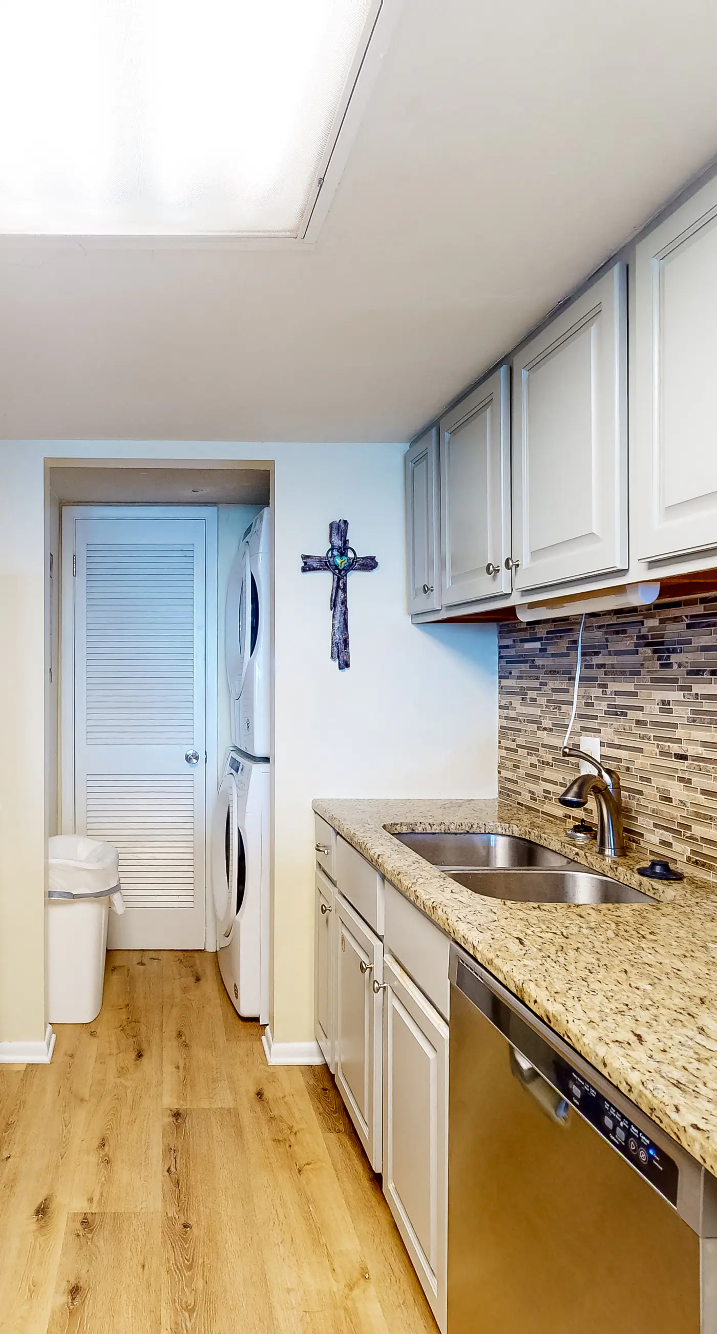 Inviting condo with ocean view, on-site pool, cozy balcony, washer/dryer & AC