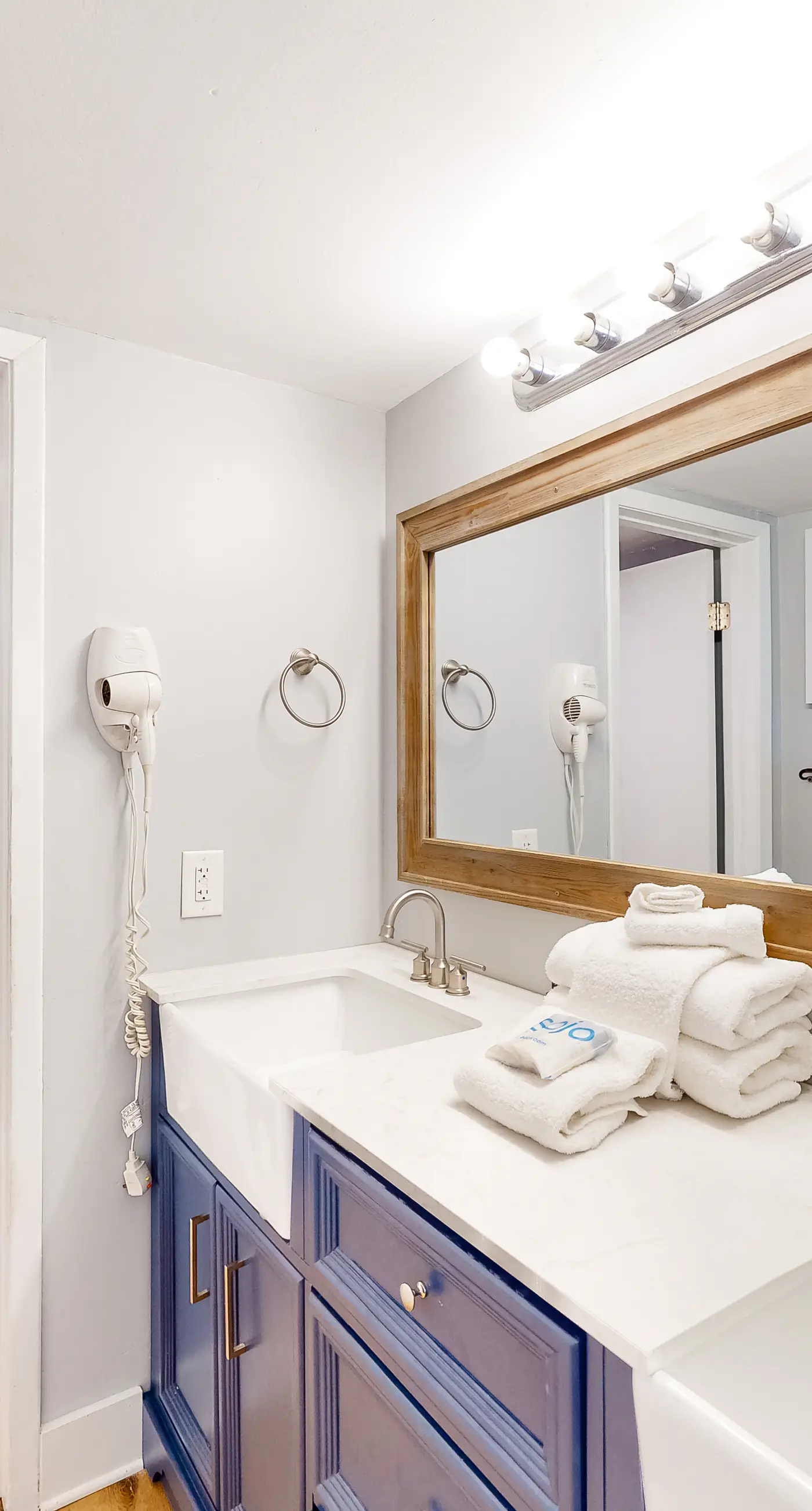 Inviting condo with ocean view, on-site pool, cozy balcony, washer/dryer & AC